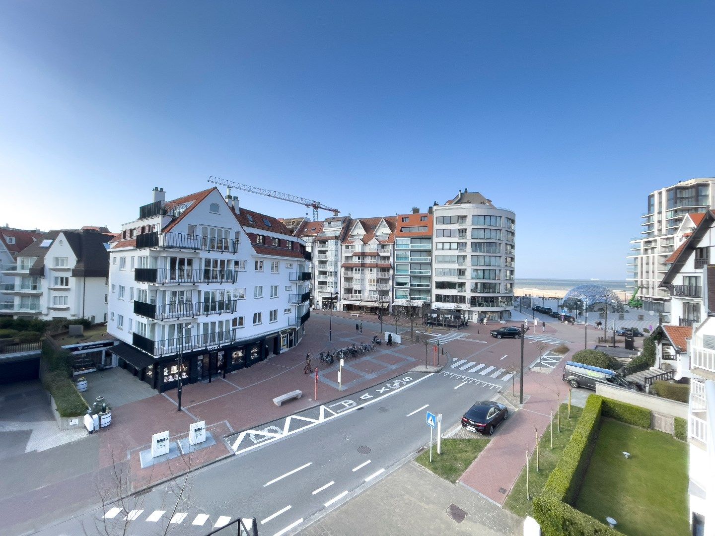 Hoofdfoto van de publicatie: Uniek gelegen appartement (plateau) in een villa residentie met weidse zichten op enkele passen van het Albertplein en de Zeedijk. 