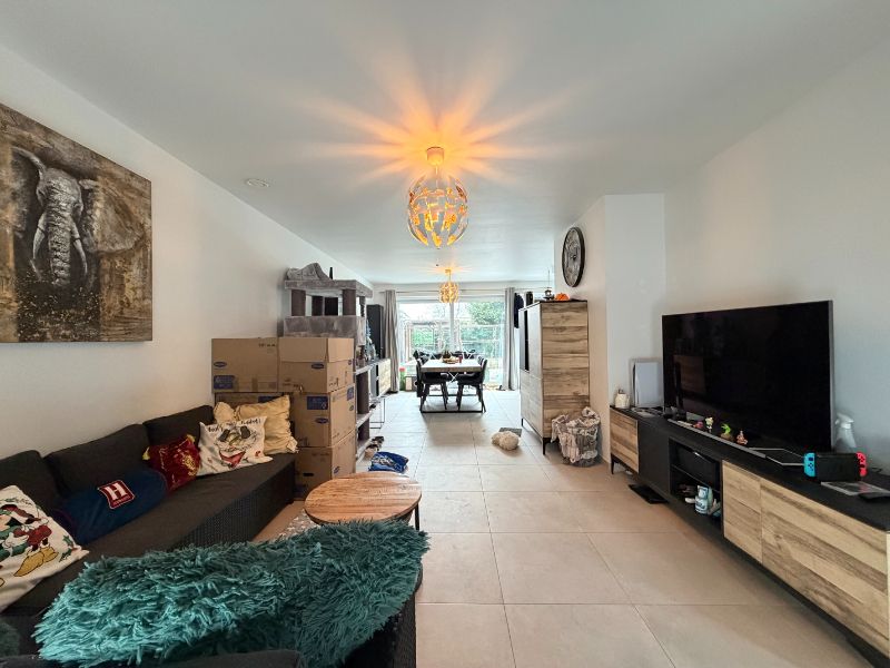 ZEER RECENTE WONING (2024) MET DRIE SLAAPKAMERS, TUIN EN CARPORT foto 2