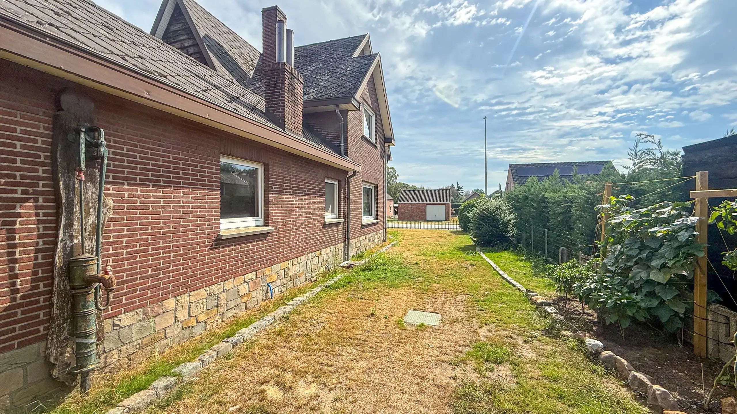 Ruime gezinswoning op groot perceel met veranda en tuin! foto 32