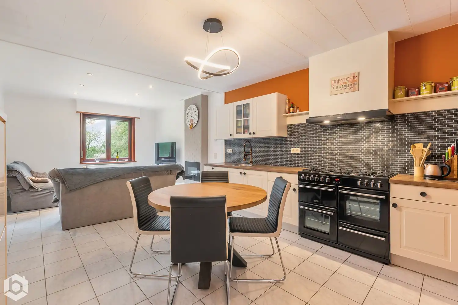 Prachtige gerenoveerde ruime woning in een groen kader foto 8