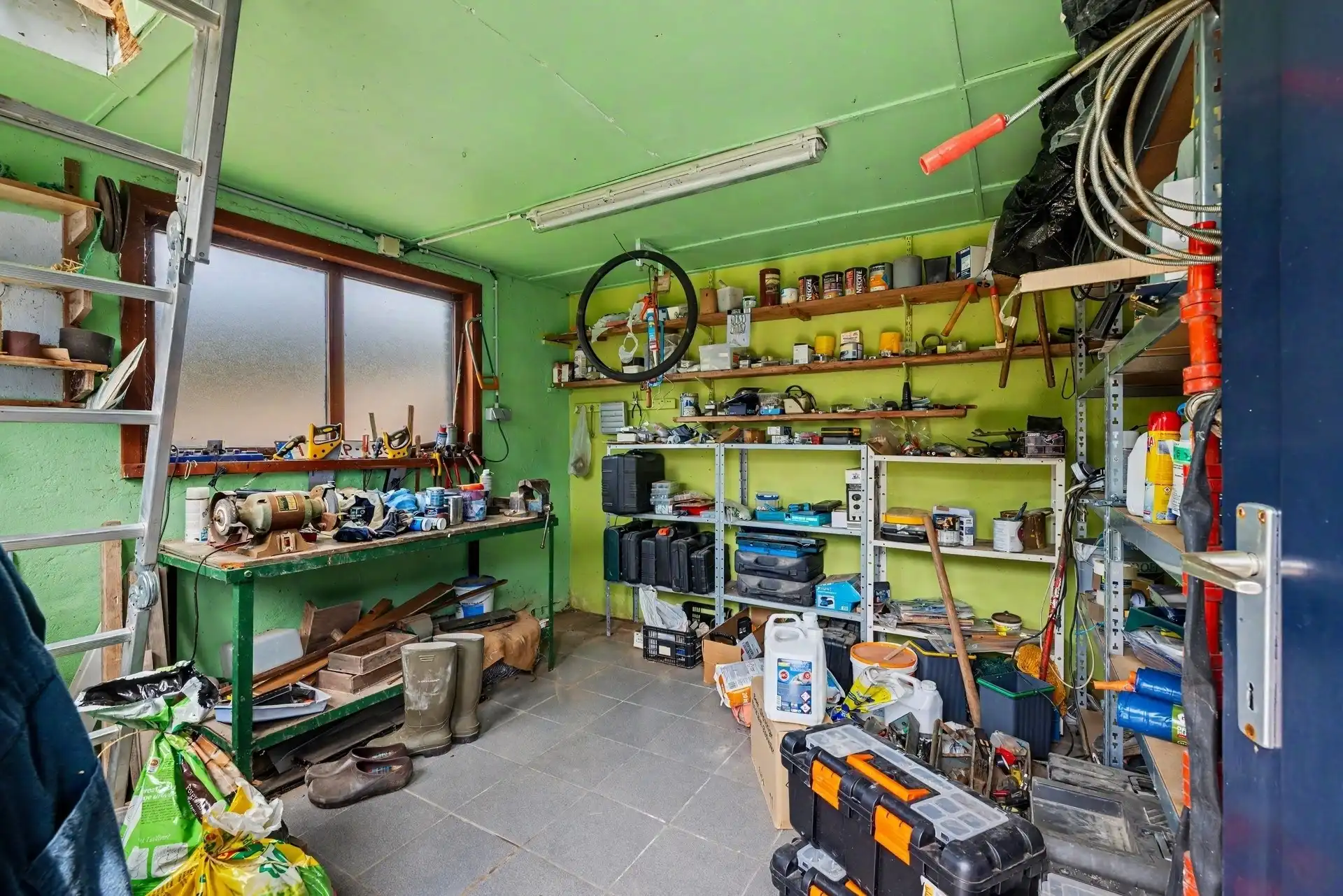 Goed gelegen halfopen bebouwing met ruime oprit, 3 slaapkamers en tuin foto 21