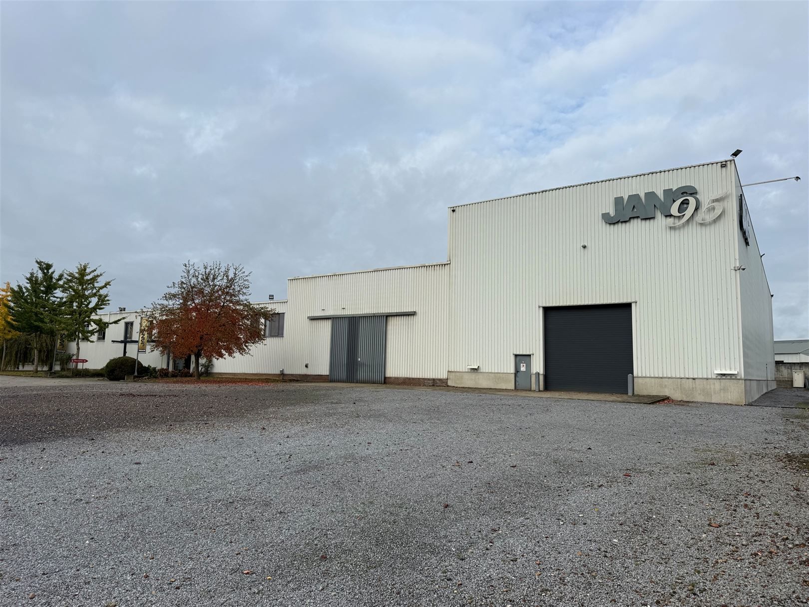 Bedrijfssite op zichtlocatie Bilzen-Hoeselt foto {{pictureIndex}}