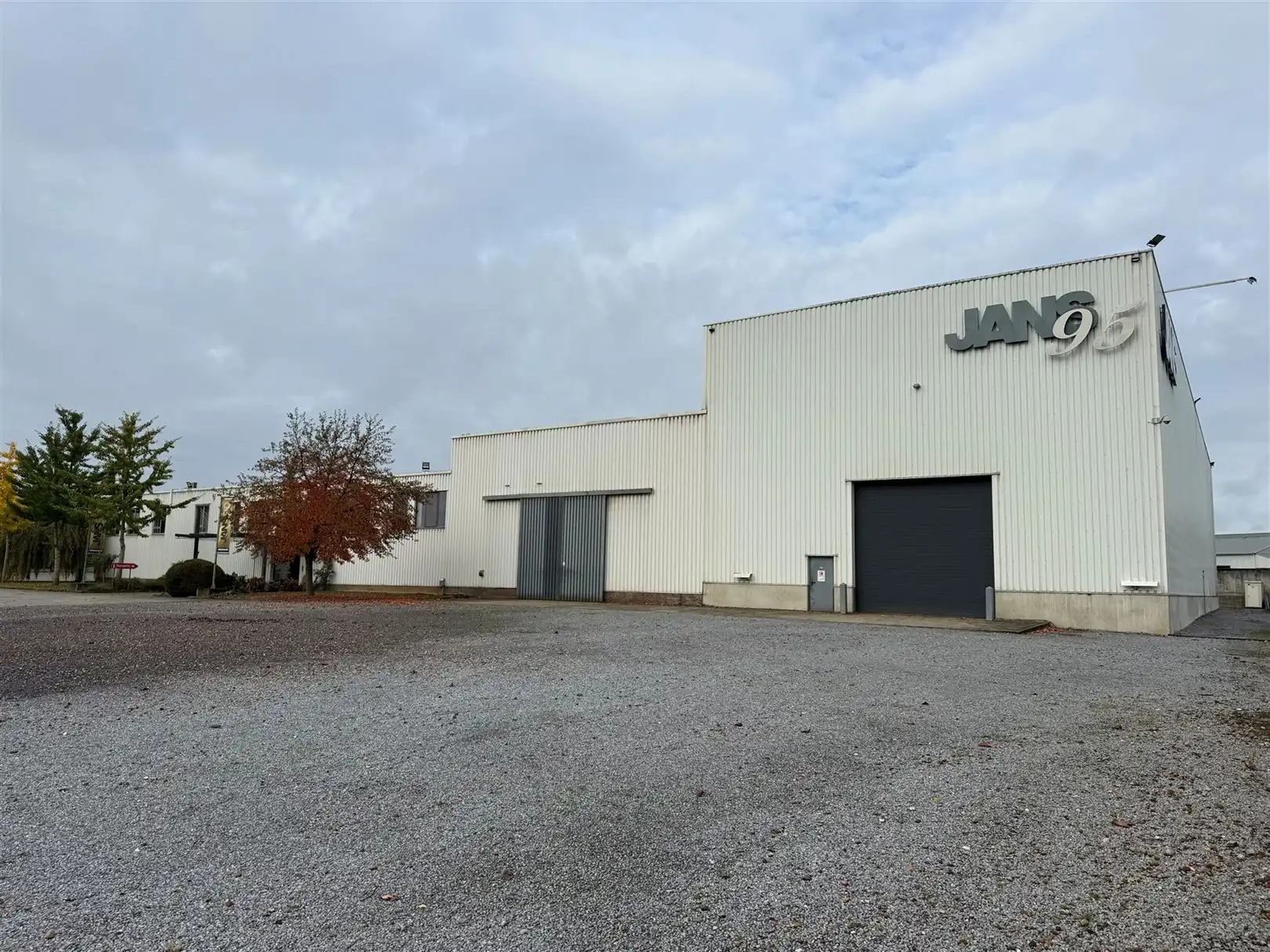 Bedrijfssite op zichtlocatie Bilzen-Hoeselt foto {{pictureIndex}}