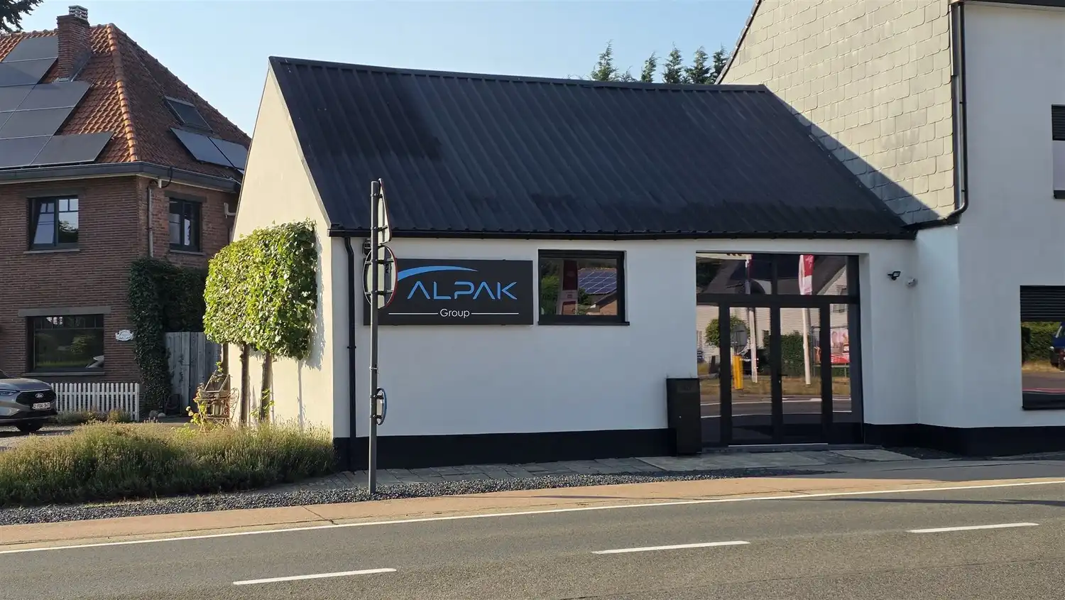 Polyvalent handelspand met uitstekende visibiliteit op toplocatie in Genk foto {{pictureIndex}}