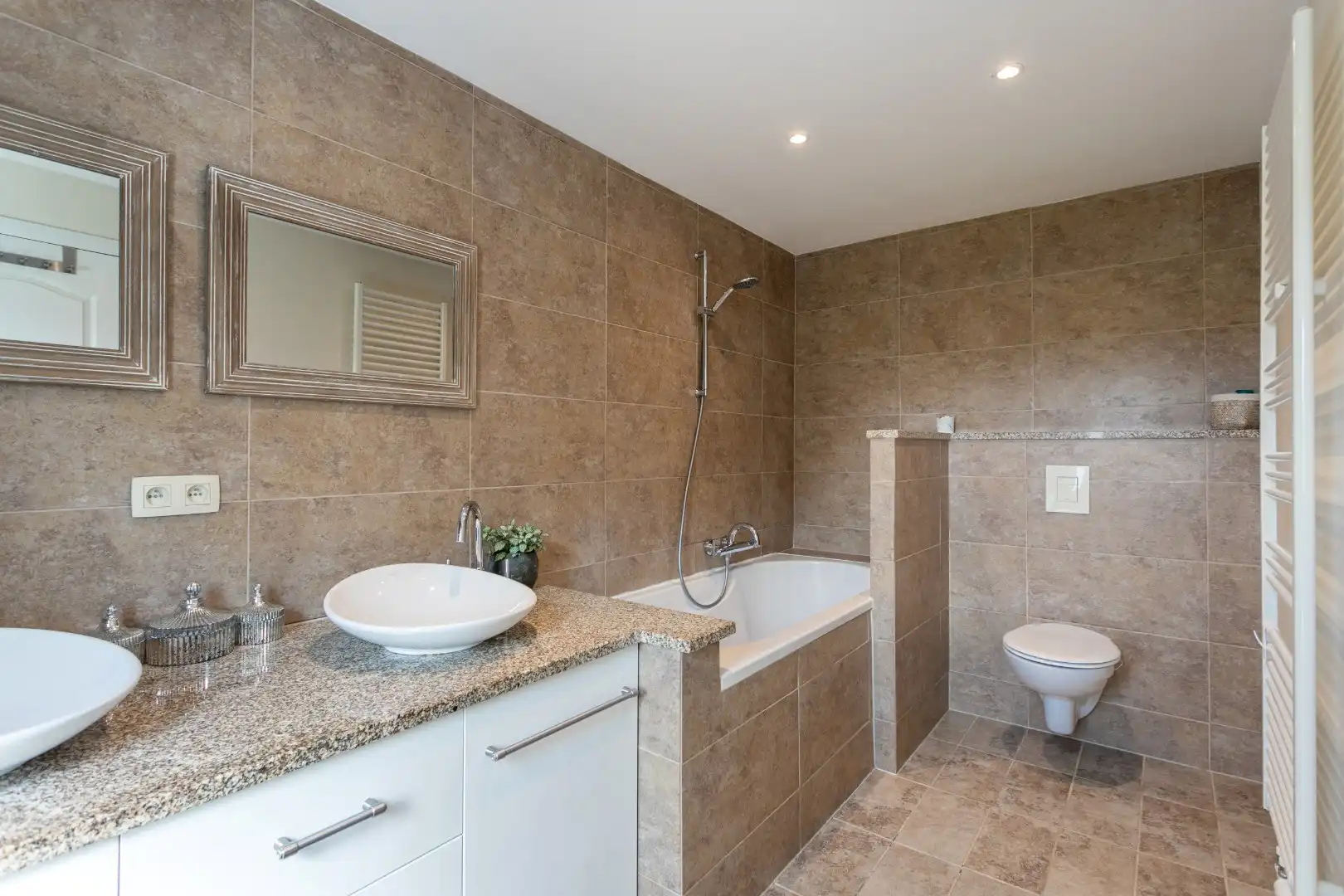 Instapklare woning met tuin te Sint-Pieters-Leeuw foto 12