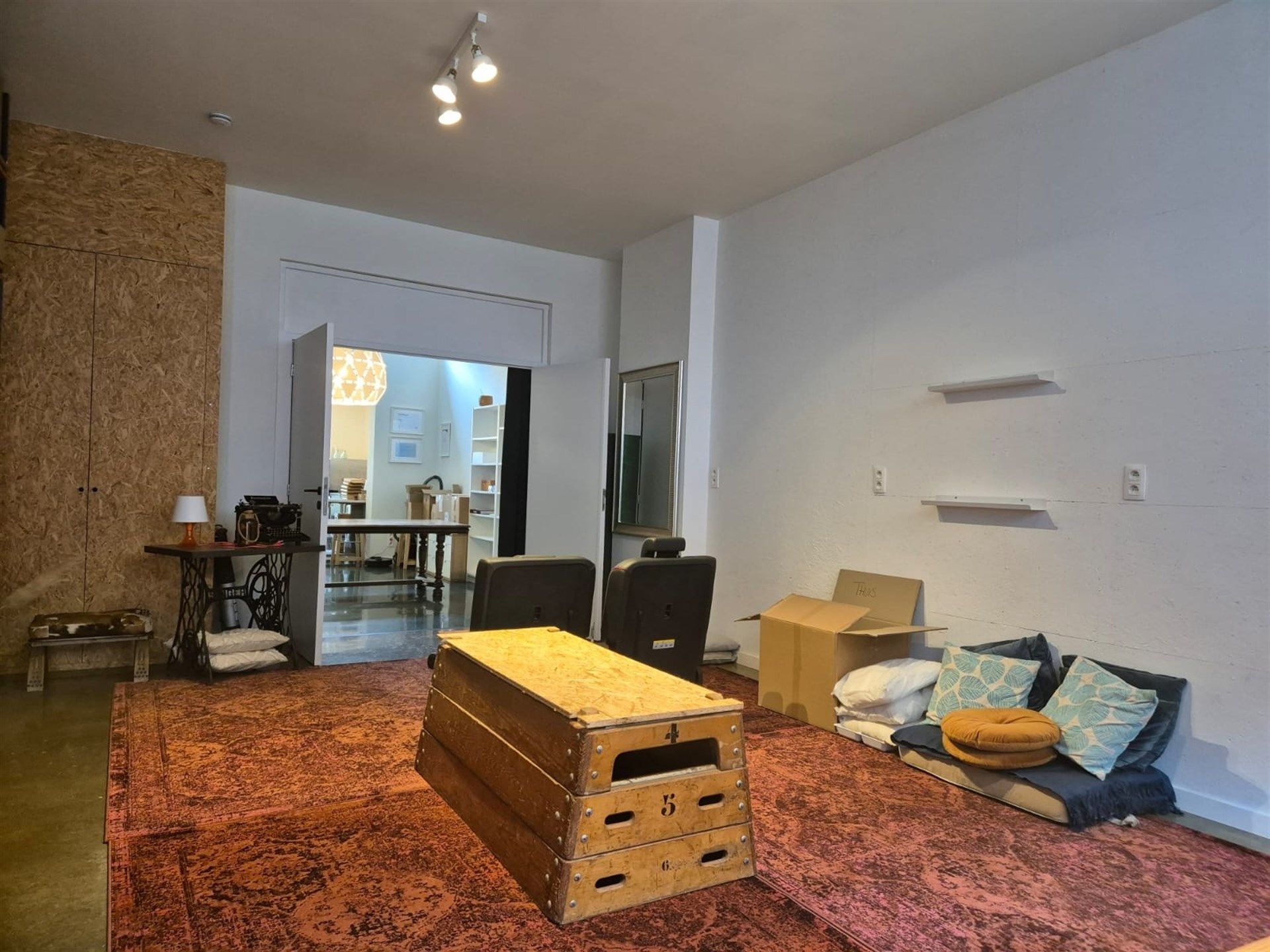 Gelijkvloerse kantoorruimte met kelder en terras. foto 3