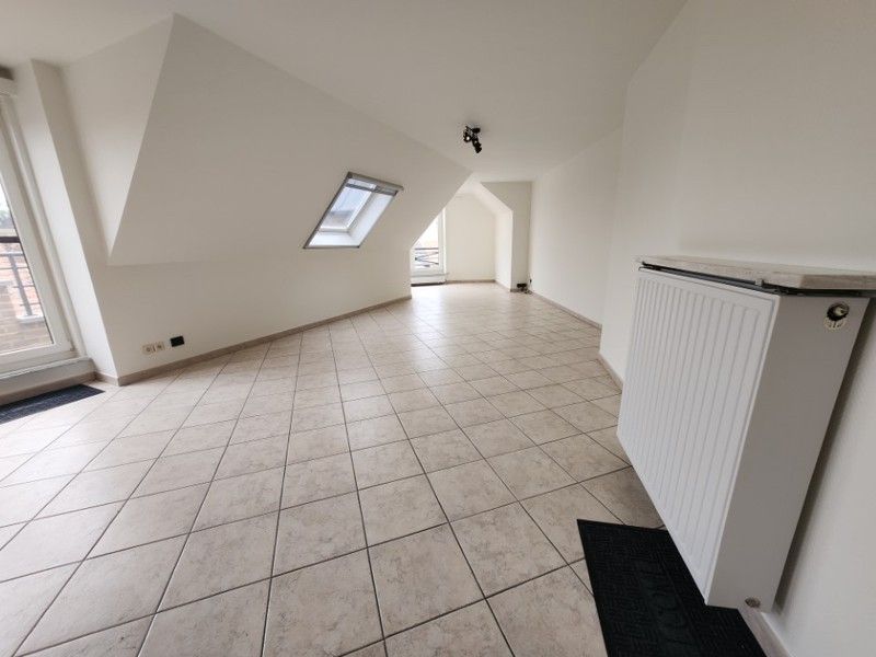 Gerenoveerd 1 slaapkamer appartement TE HUUR ZONDER SYNDICKOST op de markt van Wakken! foto 5