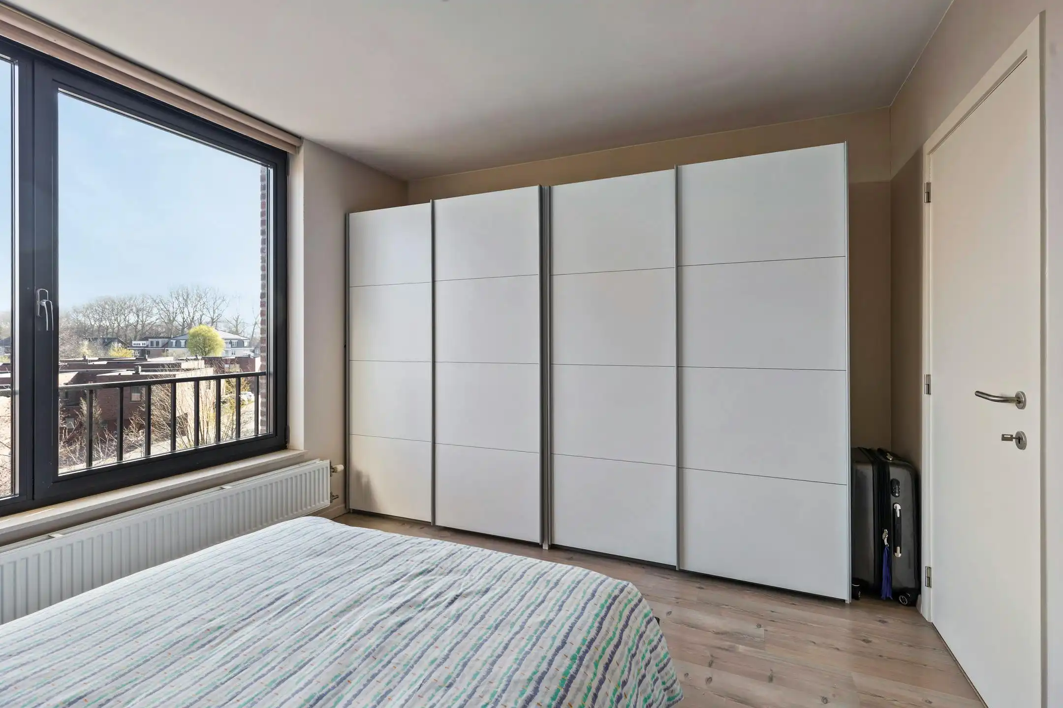 Lichtrijk appartement met terras nabij Damse Vaart te Brugge foto 10