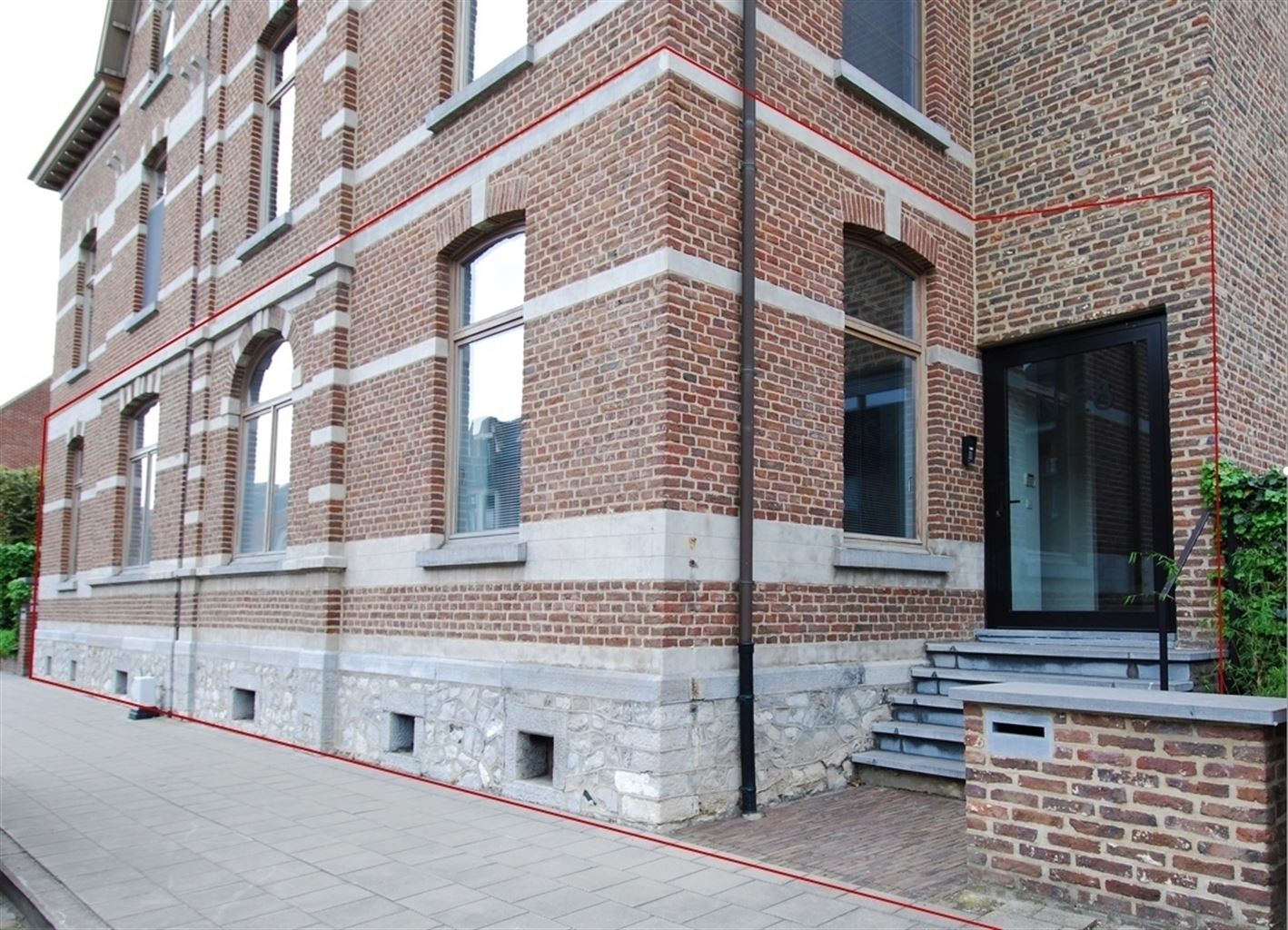 Prachtige gelijkvloerse handelsruimte (+/- 220m2)  in een karakteristiek 19e eeuws herenpand, geschikt voor kantoor-/ of praktijkruimtes, op wandelafstand van het centrum van Maaseik.  foto {{pictureIndex}}