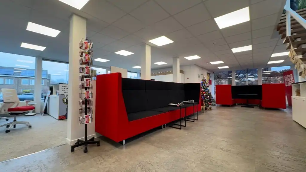 Instapklaar kantoor te huur vlakbij R4 en E40 in Drongen foto 7