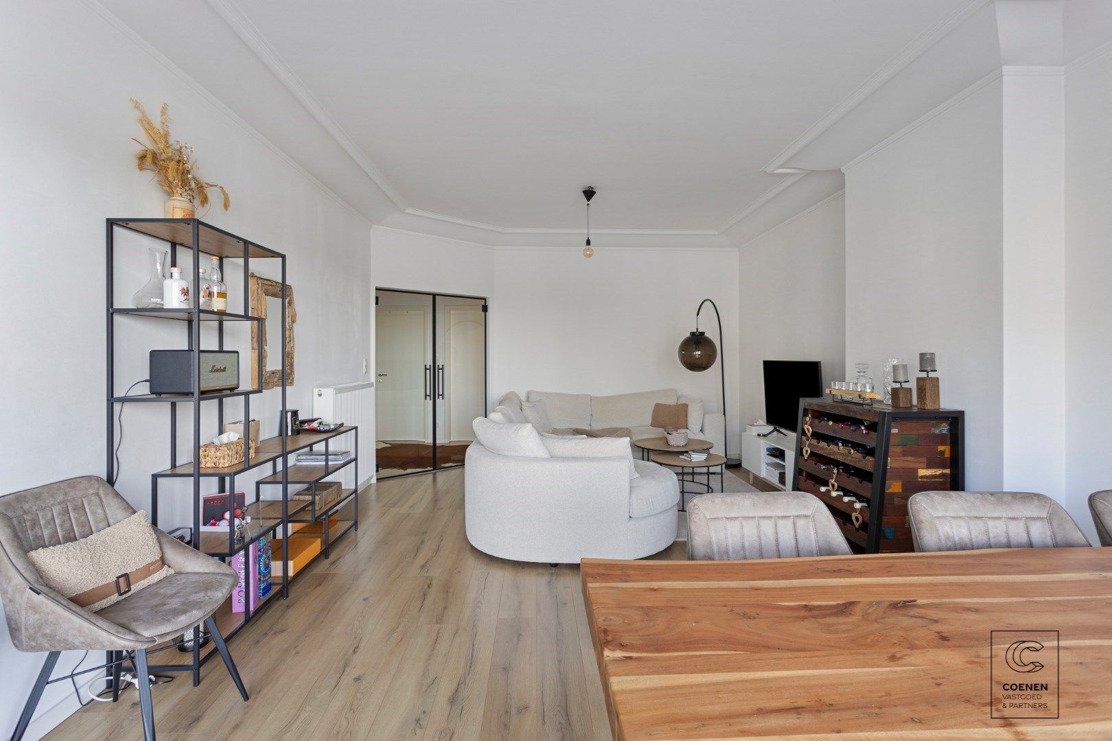 Prachtig gerenoveerd appartement met 2 slaapkamers, terras en bew. opp. van 80m2! foto 2