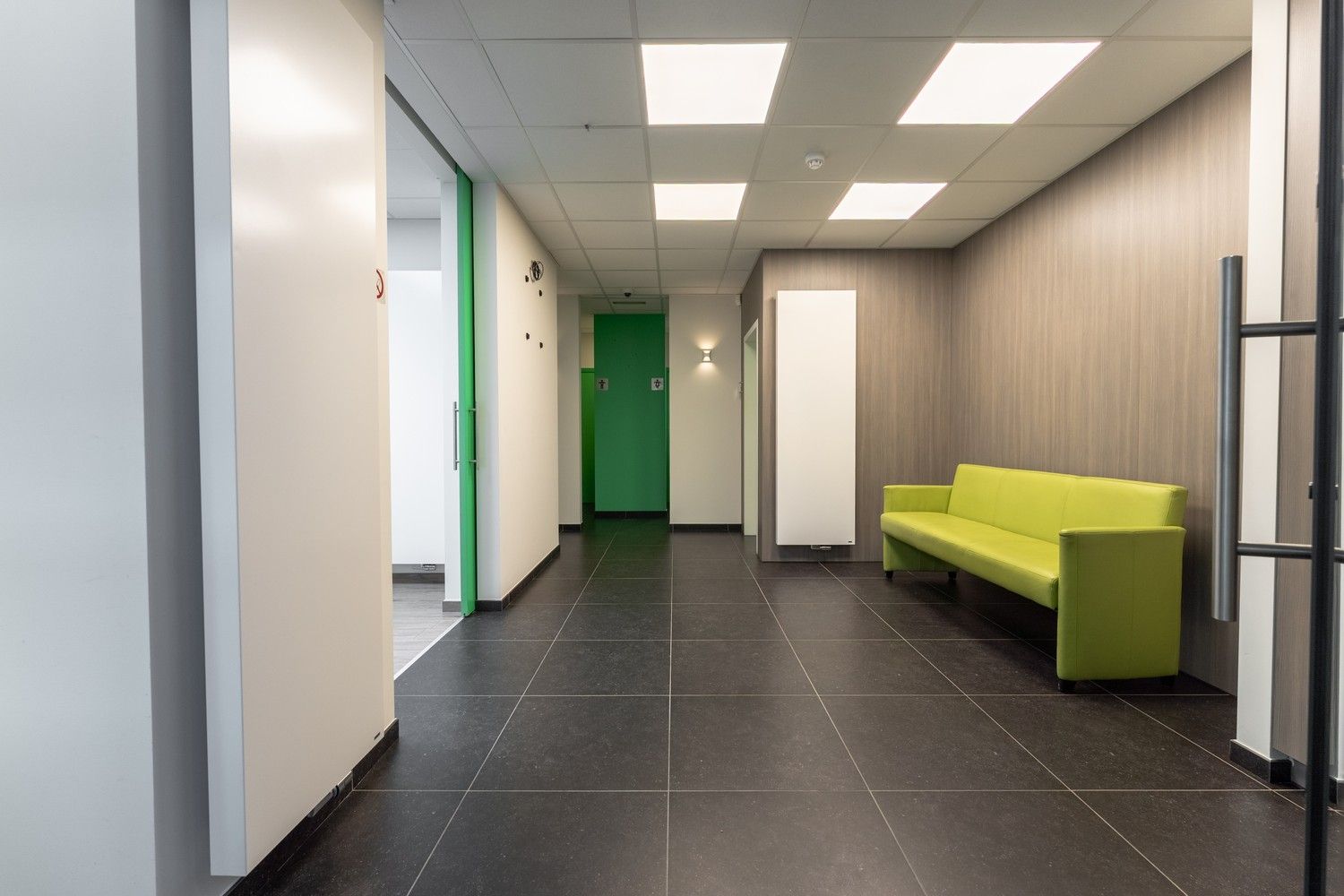 Mooi gerenoveerd handelspand pal in het centrum van Pelt met 7 parkeerplaatsen foto 8