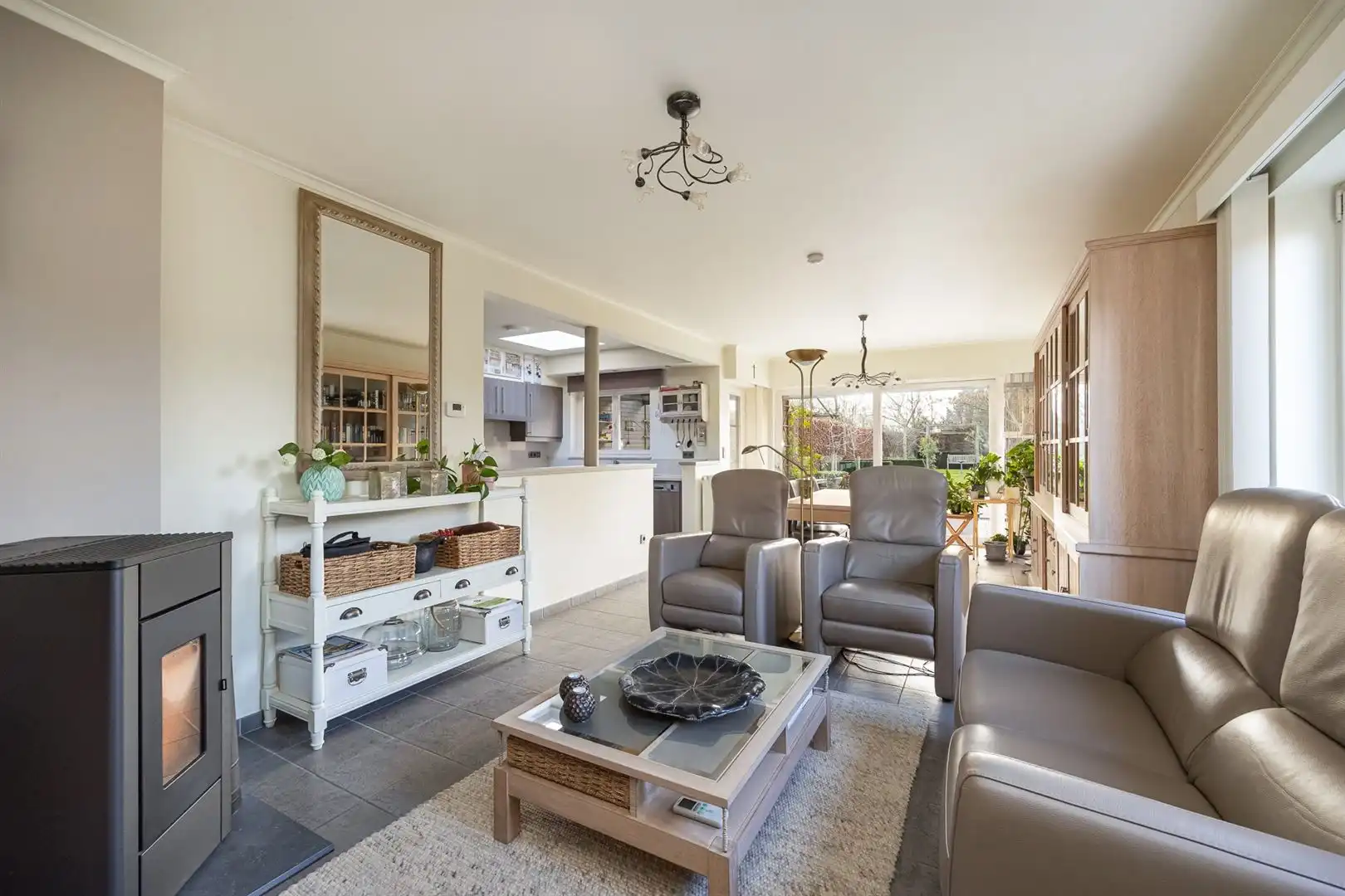 Instapklare woning met tuin en garage. foto 3