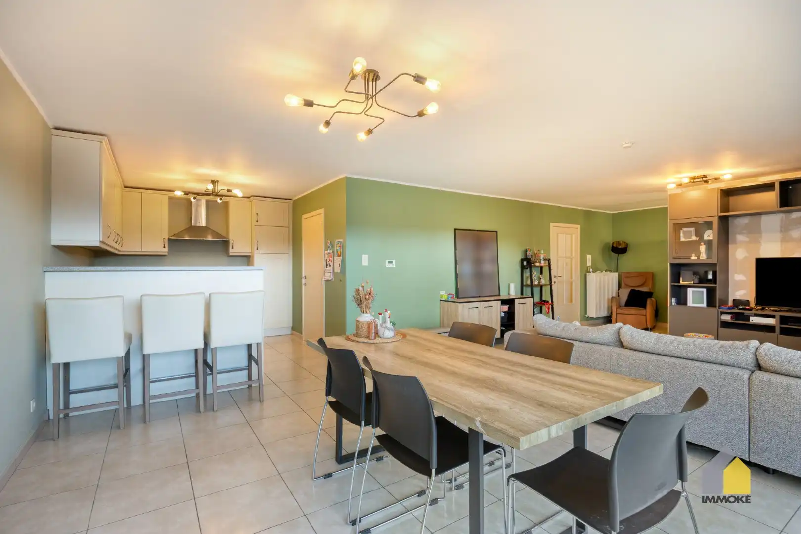 Gelijkvloers appartement (120 m²) met ruime woonkamer, 2 slpks. en terras. foto 2