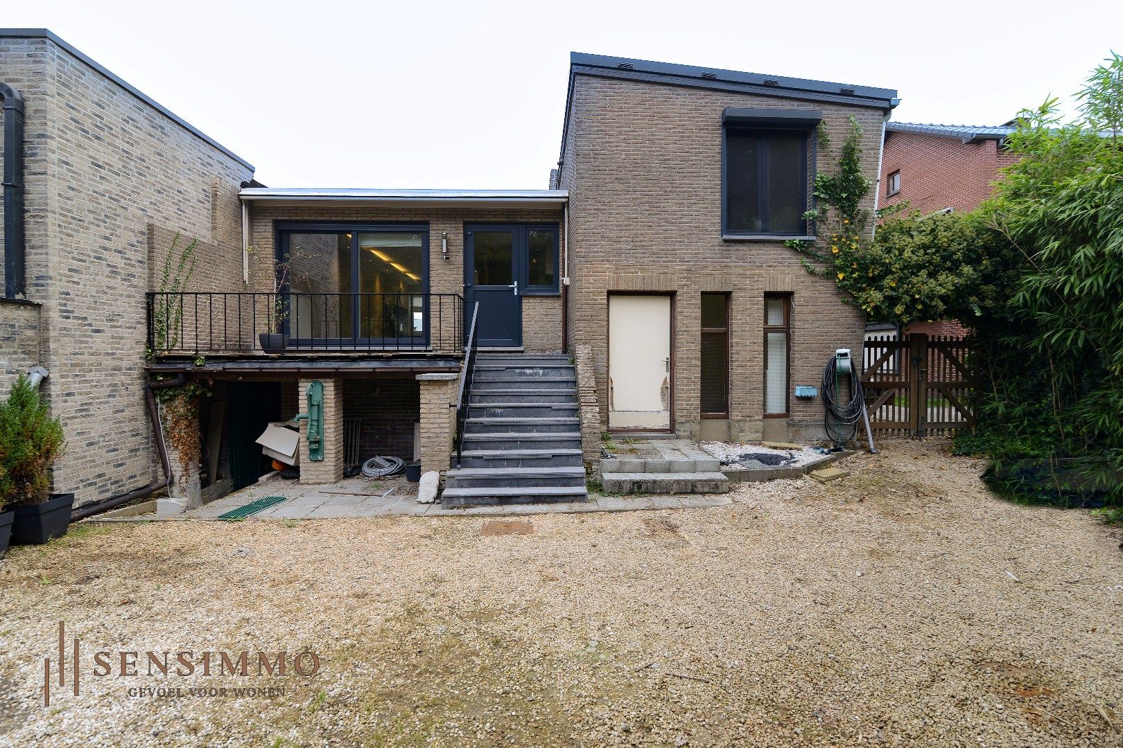 Gerennoveerde halfopen bebouwing met 3 slaakamers, terras, tuin en dubbele garage foto 22