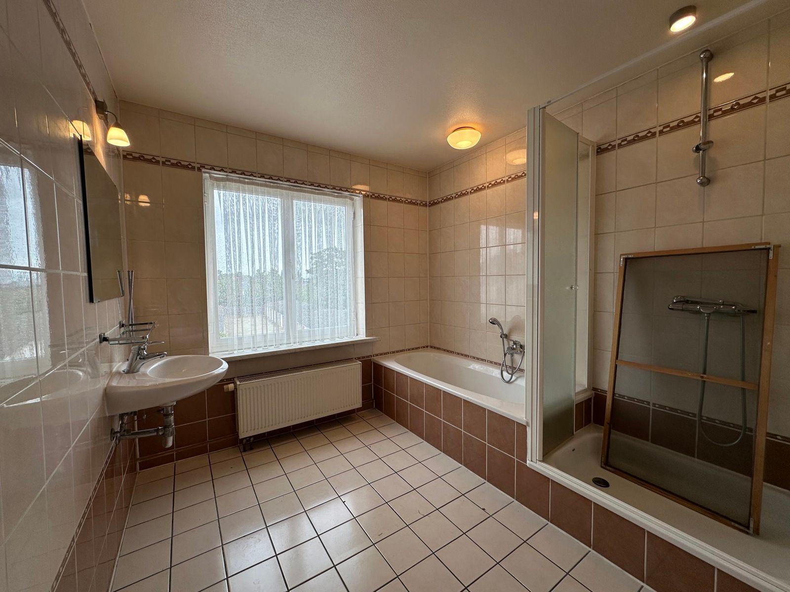 Ruime bel-étagewoning te huur met tuin en garagebox! foto 15