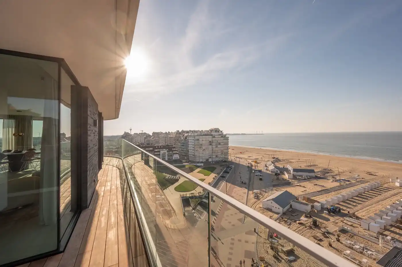 Uitzonderlijk duplex penthouse met een ideale oriëntatie en een fenomenaal panoramisch zicht over de Noordzee, Duinbergen en het Albertstrand foto 2
