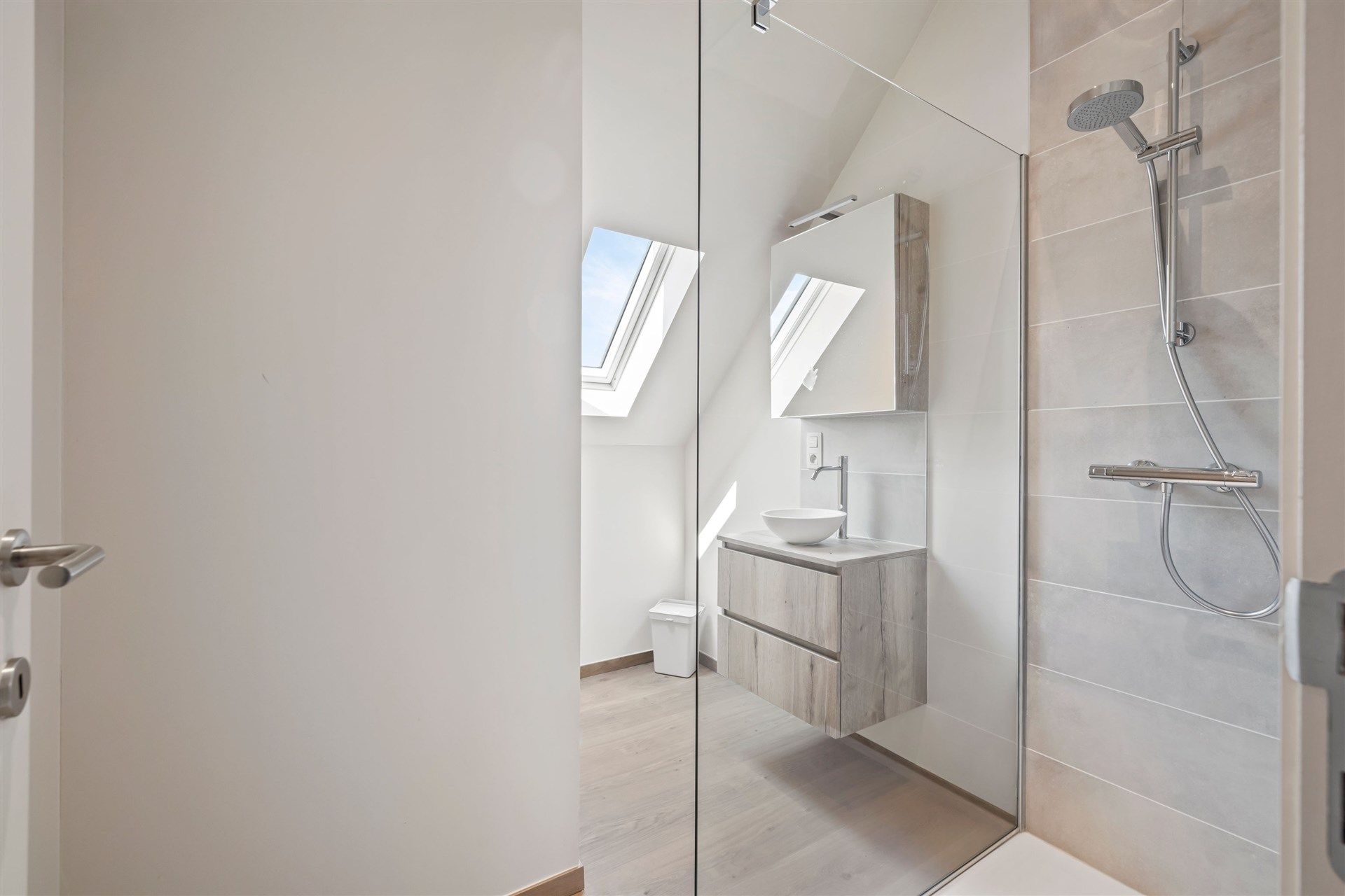 Ruim opgezette, landelijke woning met aangename tuin, 6 slaapkamers en een ingerichte woonstudio op de 2e verdieping foto 26