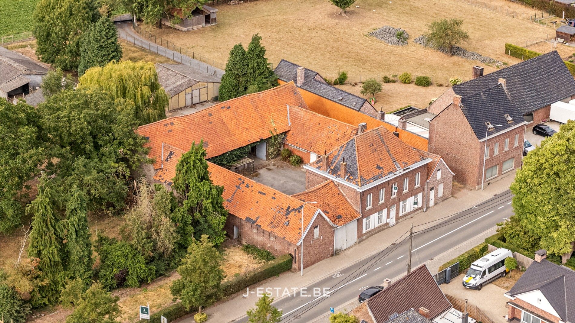 Authentieke vierkantshoeve met binnenplaats, bijgebouwen en prachtig uitzicht foto 23