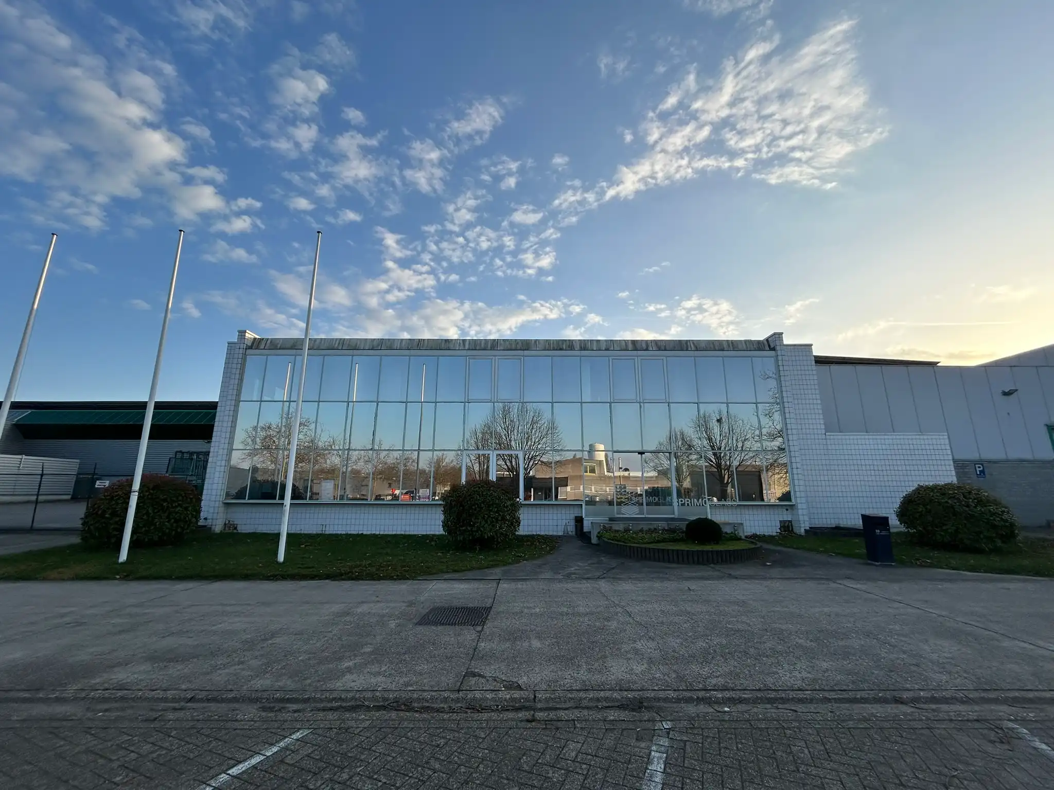 Uitstekend gelegen industrieel gebouw met kantoren op 272are foto 5