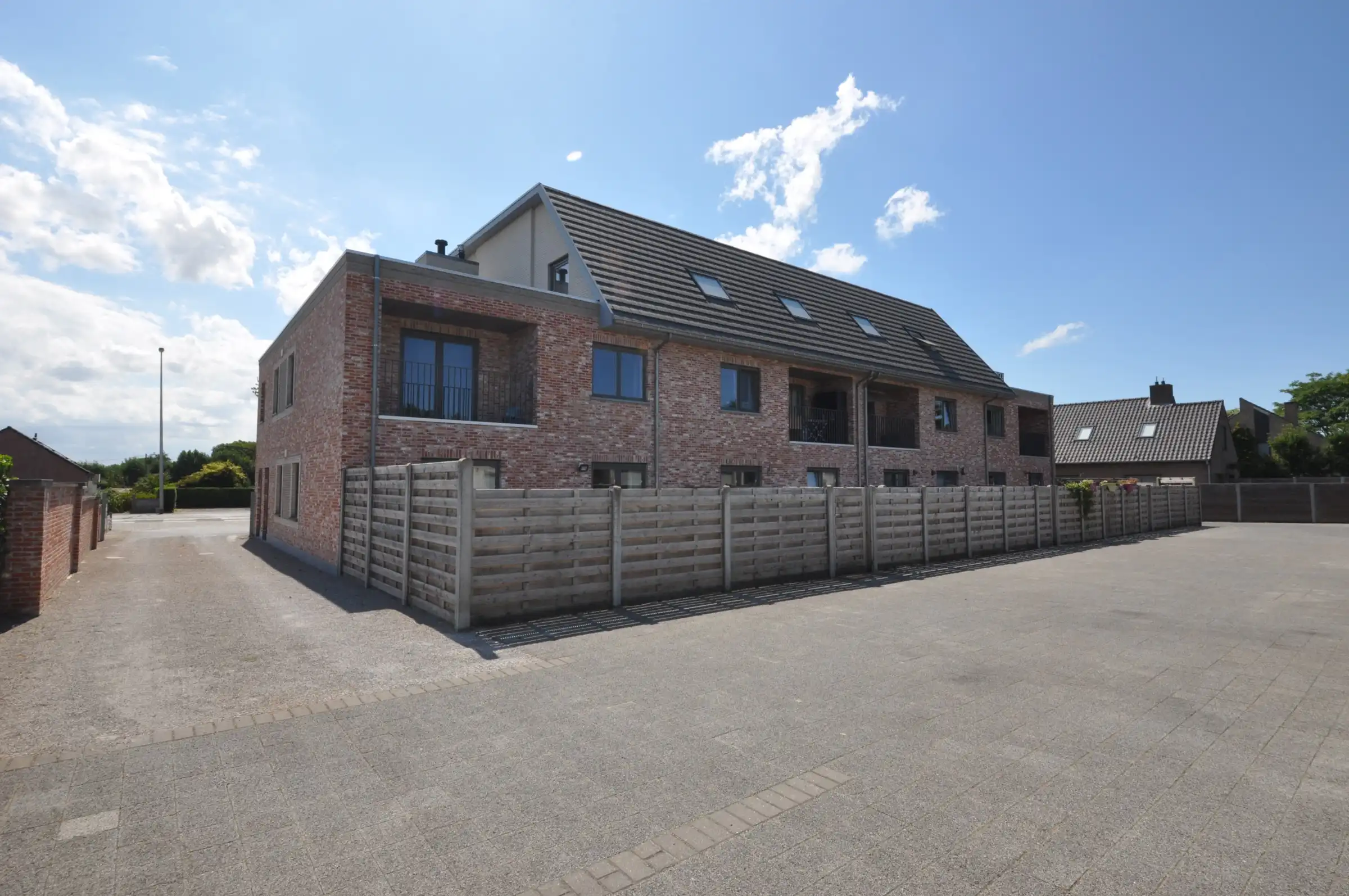 Stijlvol appartement met private autostaanplaats foto 2