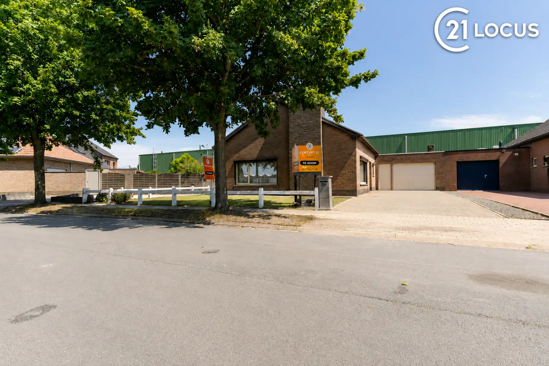 Verrassend ruime bungalow met 133 m² bergzolder foto {{pictureIndex}}