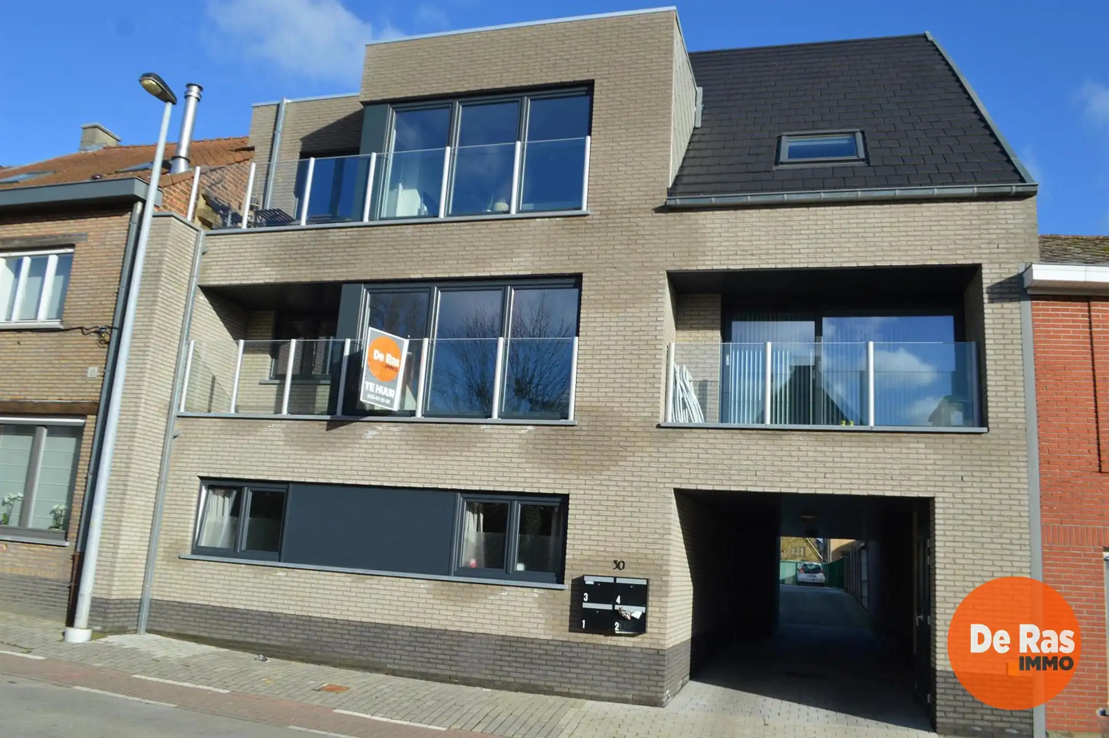 BURST - Recent, gelijkvloers appartement met staanplaats. foto {{pictureIndex}}