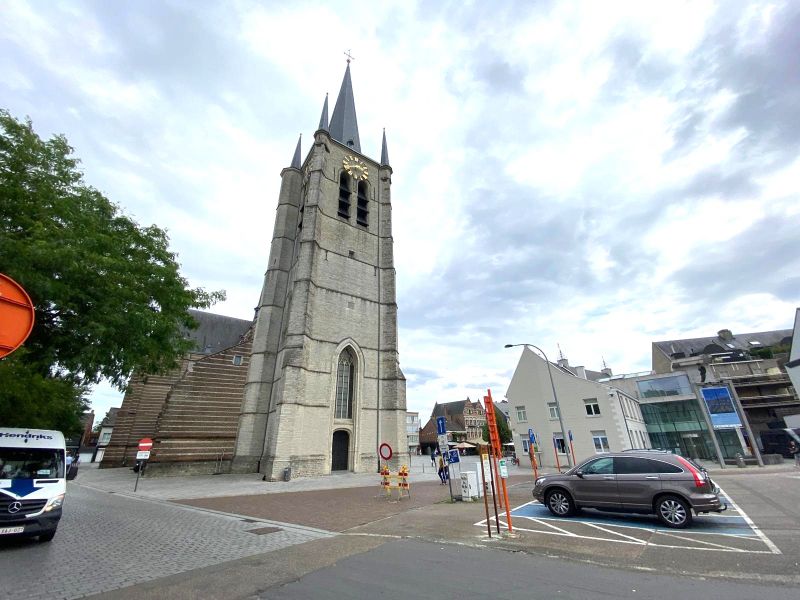 Recent volledig gerenoveerd appartement HARTJE Geel met 2 slpk, en autostaanplaats foto {{pictureIndex}}