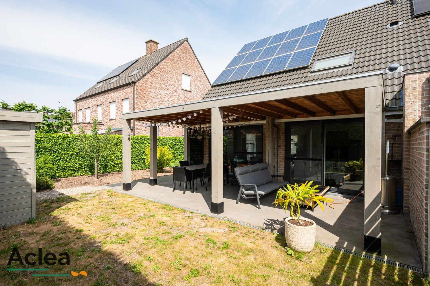 Recente halfopen bebouwing in een rustige wijk foto 7