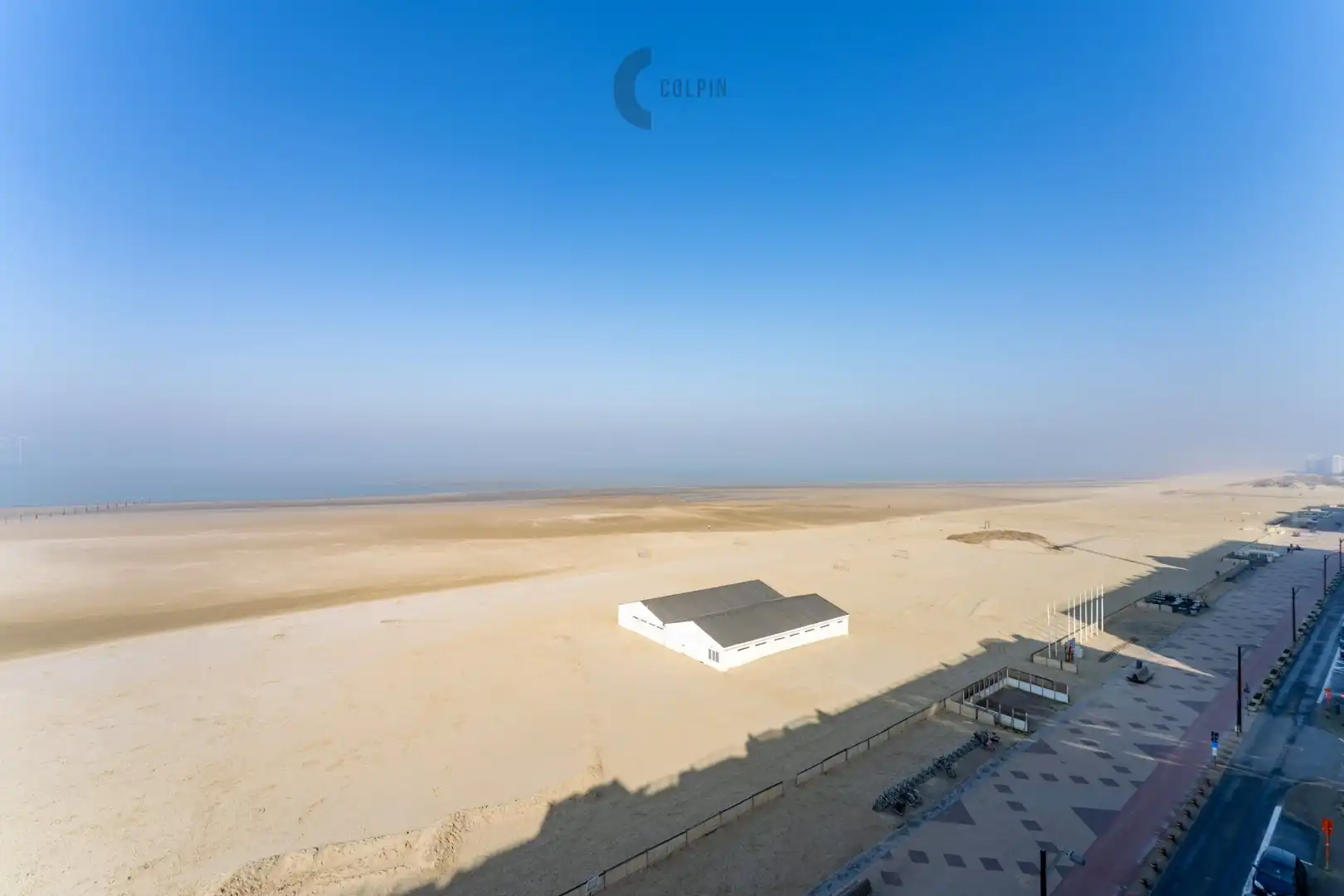 Exclusief appartement met fenomenaal zeezicht op de Zeedijk van Knokke-Heist. foto {{pictureIndex}}