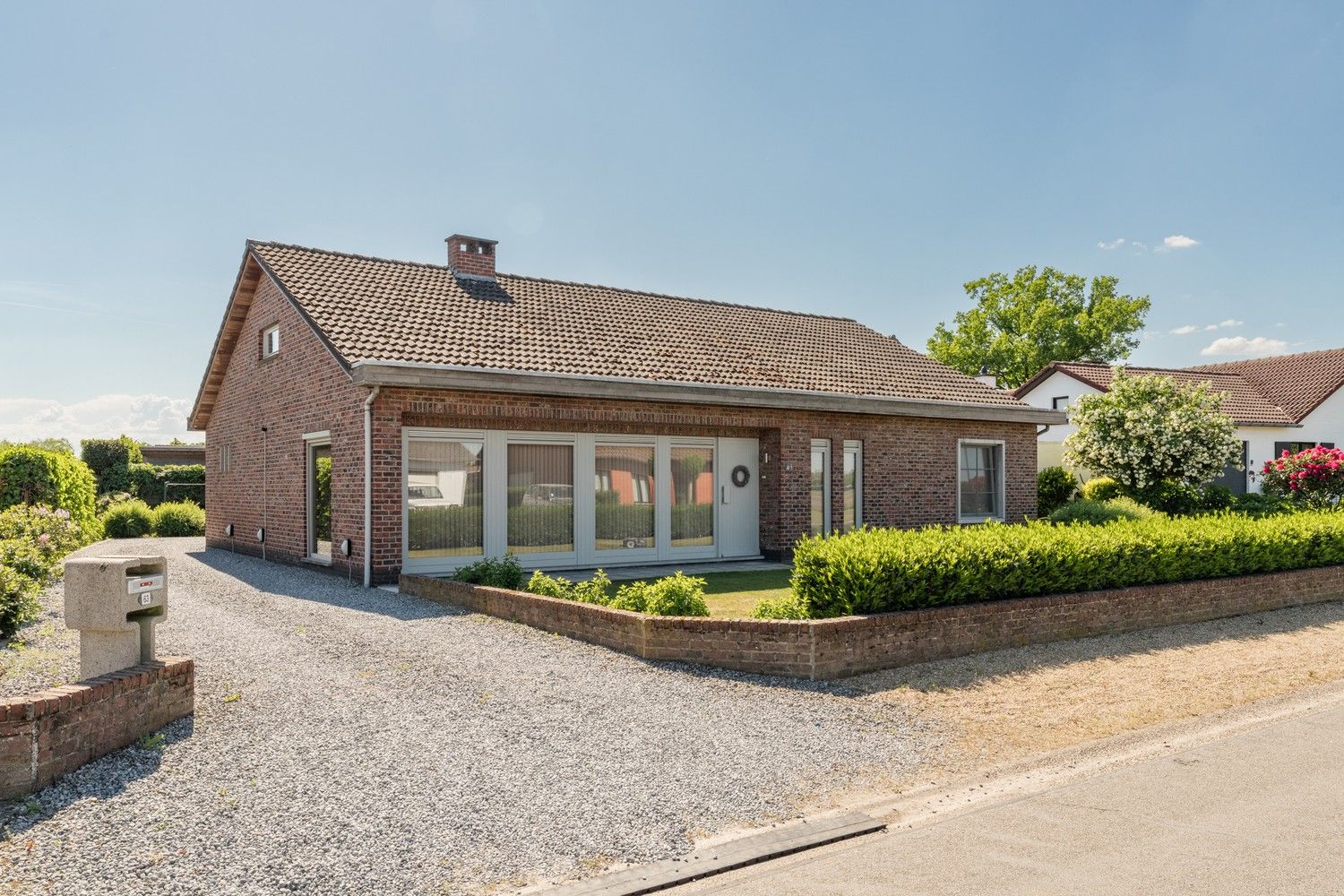 Gelijkvloerse 3 SLK woning op een mooi onderhoudsvriendelijk perceel foto {{pictureIndex}}