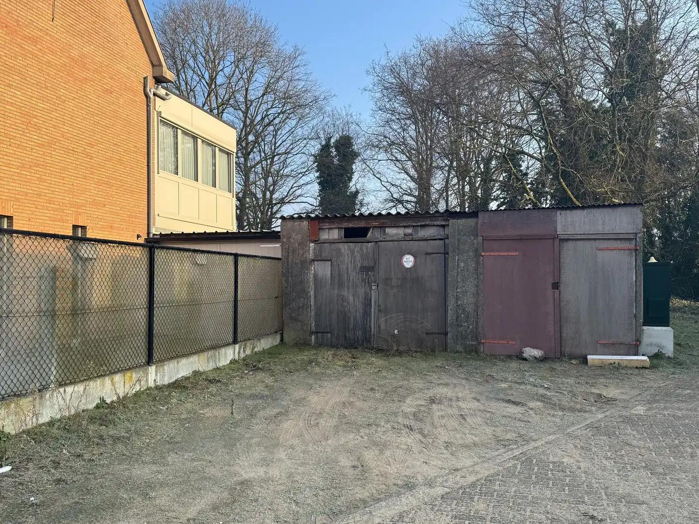 2 garageboxen in doodlopende straat foto {{pictureIndex}}