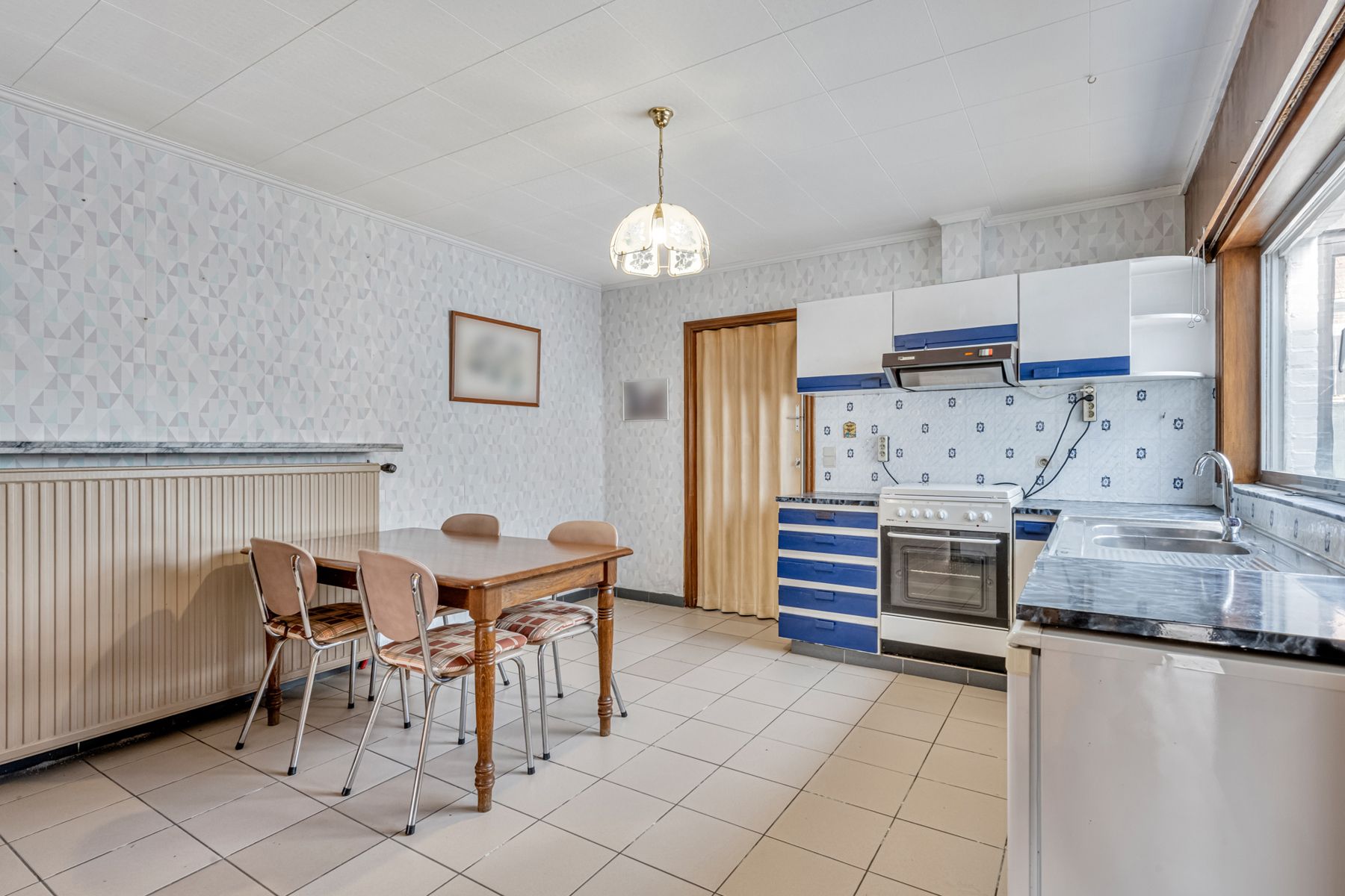 Te renoveren gezinswoning met inpandige garage en tuin  foto 9