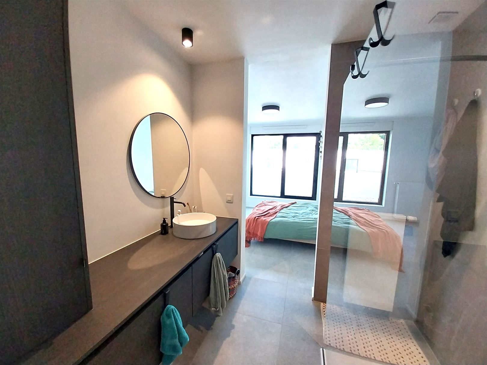 TE HUUR: Appartement met 1 slaapkamer en ruim terras te Stal! foto 9