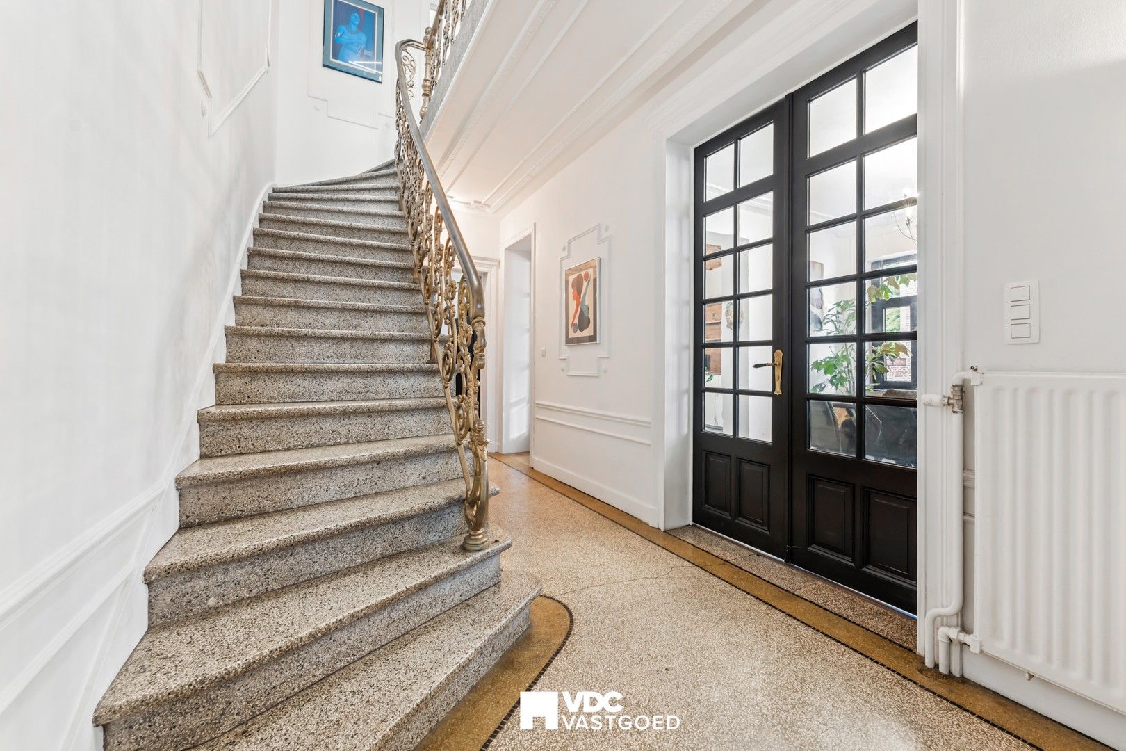 Statig herenhuis met grandeur en luxueuze afwerking in het hart van Tongeren foto {{pictureIndex}}