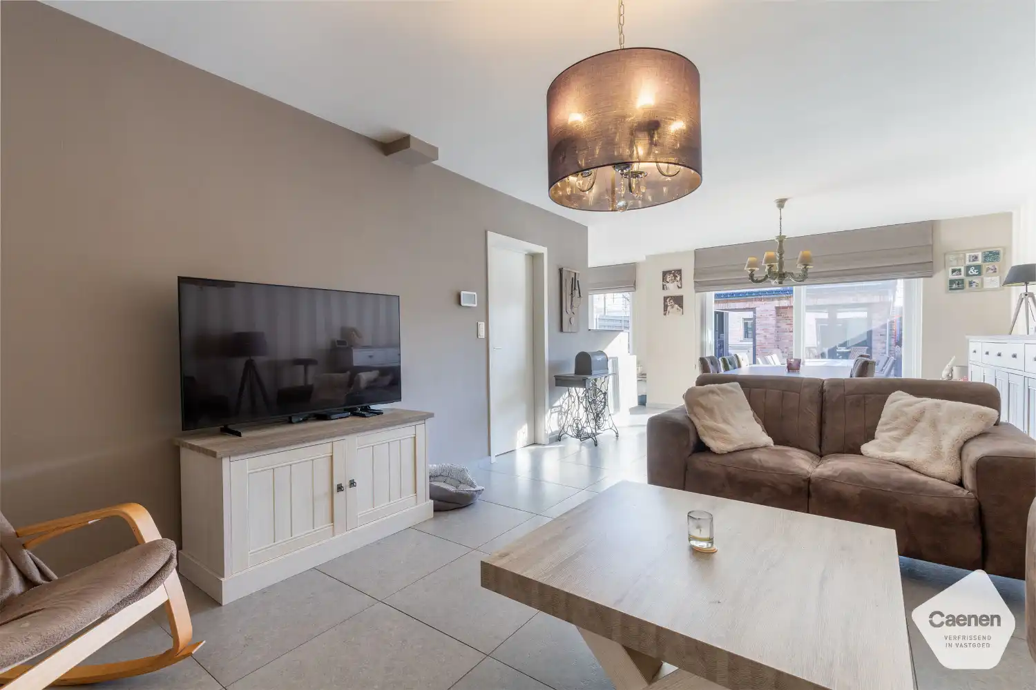 Recente en energiezuinige woning (2013) met 3 slaapkamers, inpandige garage en een uniek bijgebouw! foto 2