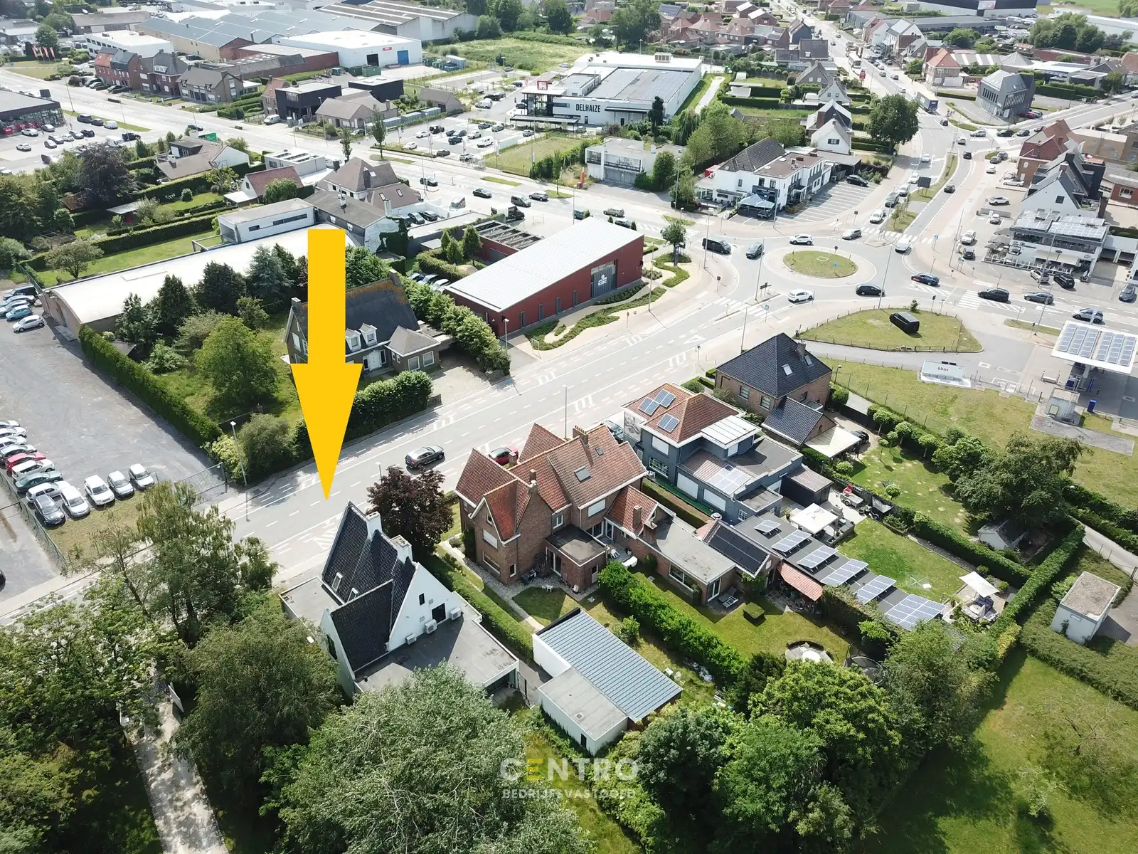 COMMERCIEEL gelegen KANTOORGEBOUW met veel visibiliteit en parkeergelegenheid voor de deur. foto 2