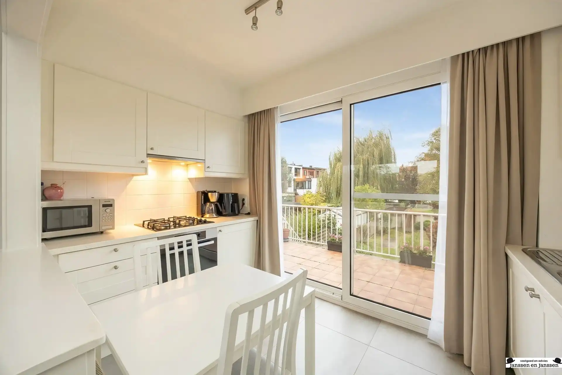 Instapklare bel-etagewoning met 3 slaapkamers, garage en zonnige tuin in Ekeren-Donk foto 9