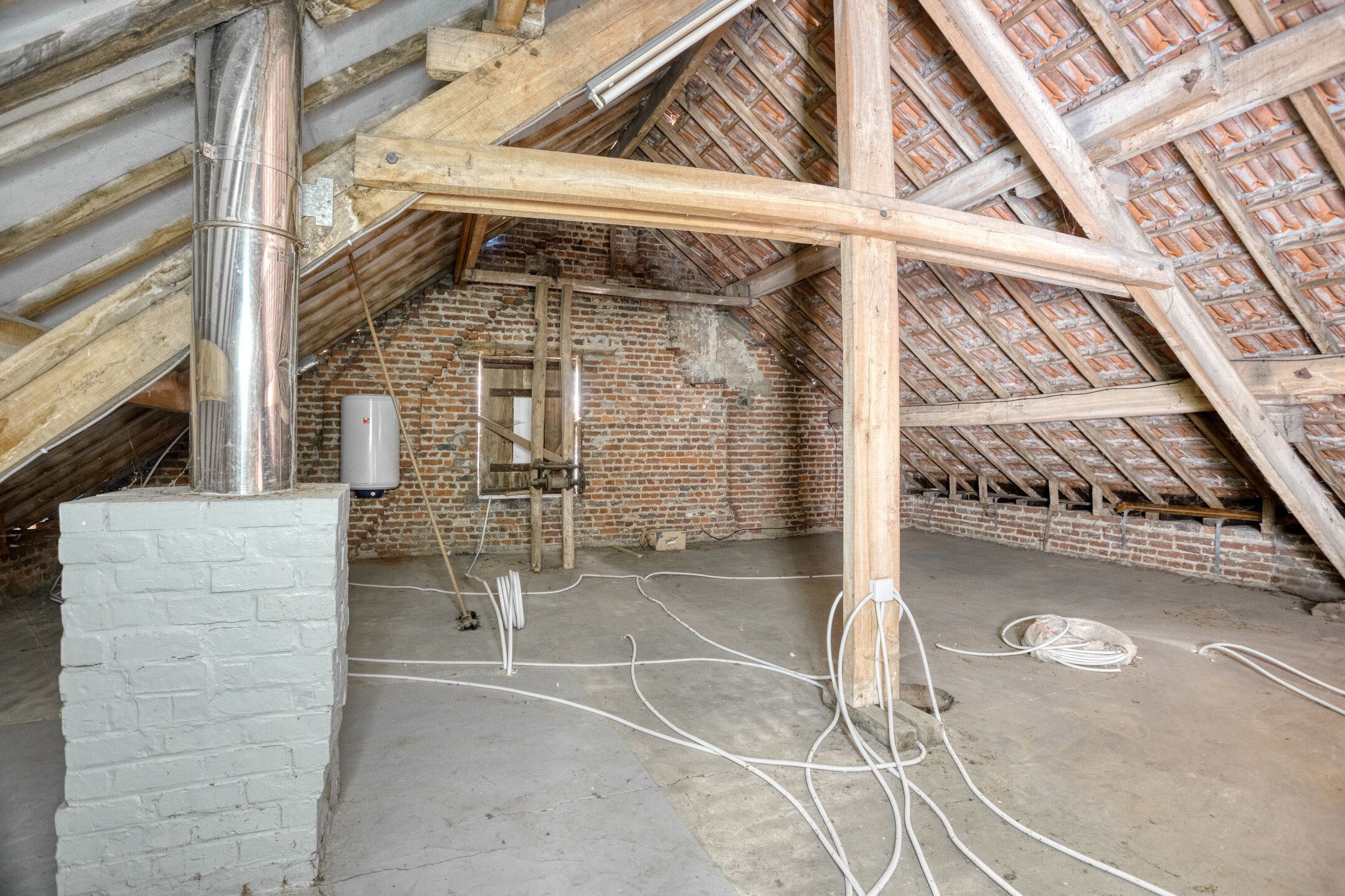 Ruime, deels gerenoveerde woning met veel potentieel foto 13