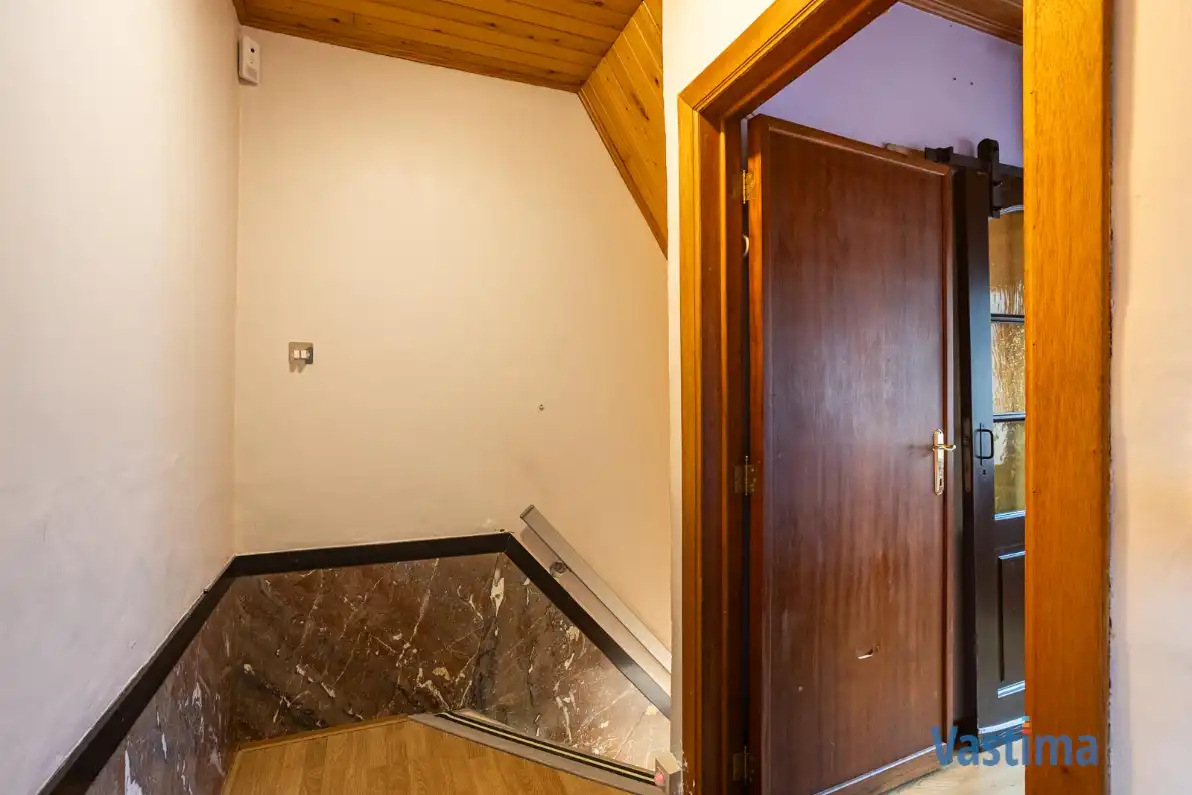 Stadswoning met zonnepanelen en tuin foto 13