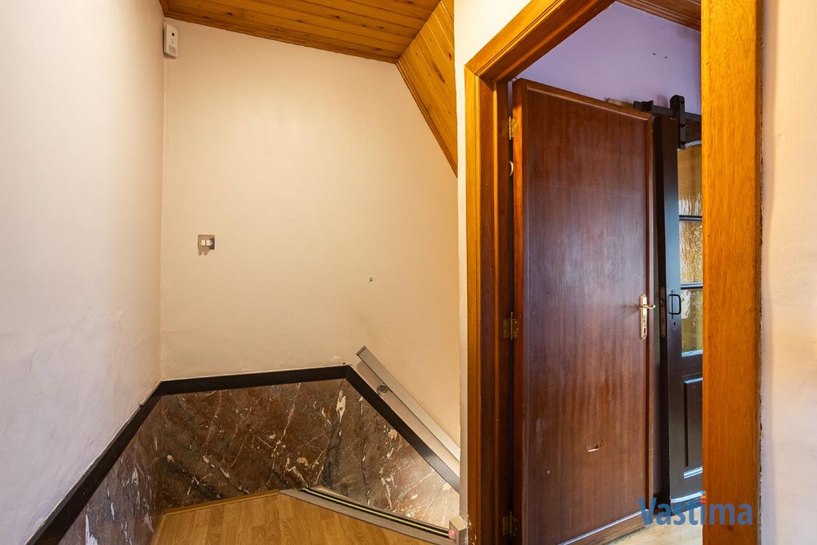 Stadswoning met zonnepanelen en tuin foto 13