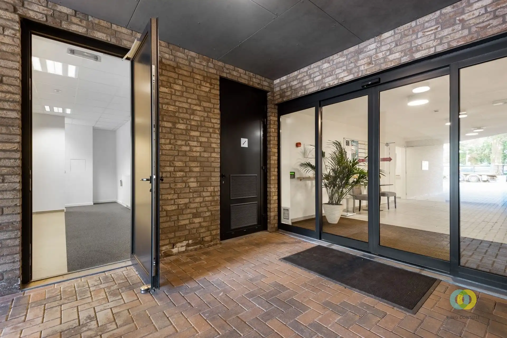 Instapklaar kantoor of commercieel gelijkvloers op uistekende locatie foto 14