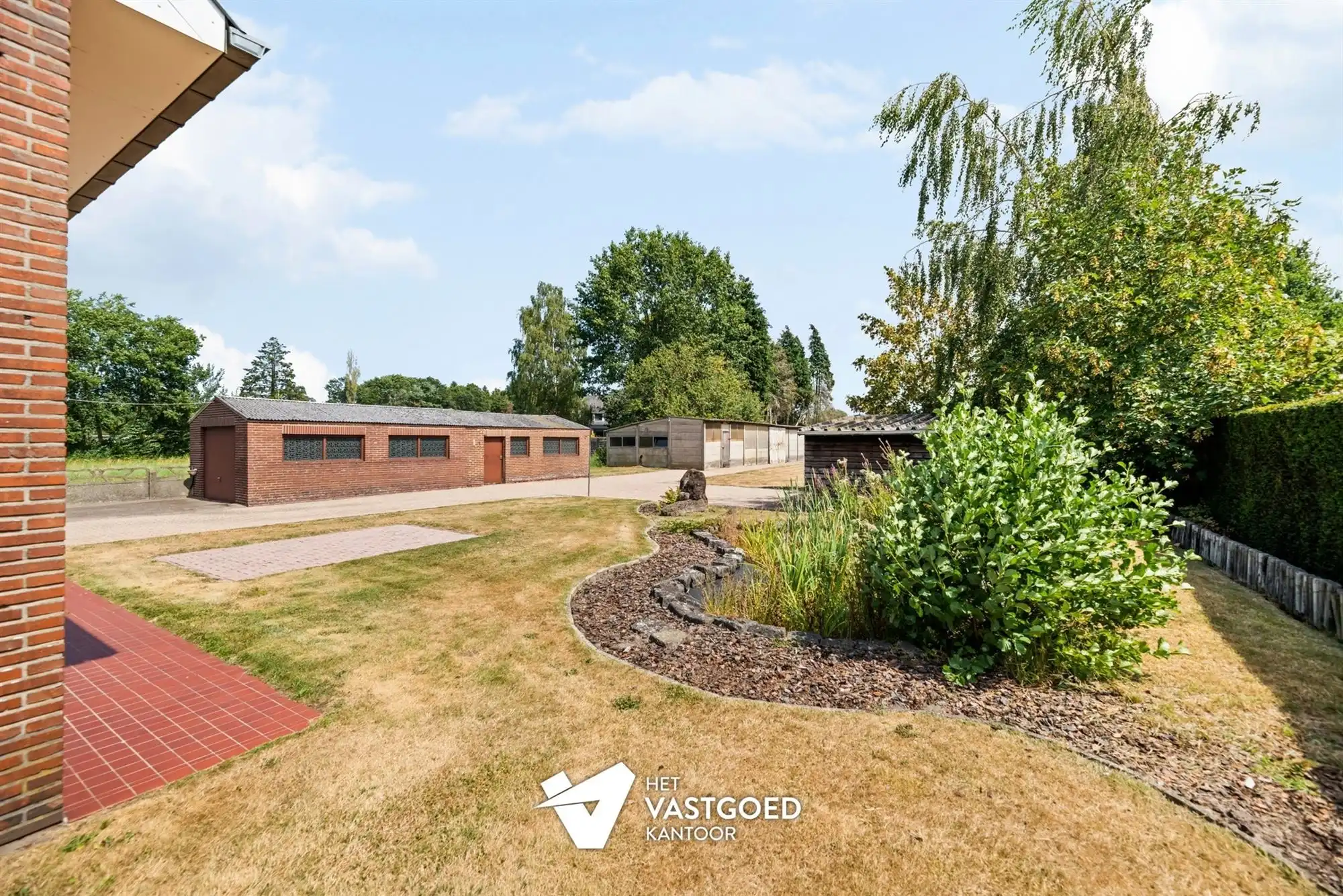 RUIME, STATIGE WONING OP GROENE LIGGING MET RUIM PERCEEL foto 18