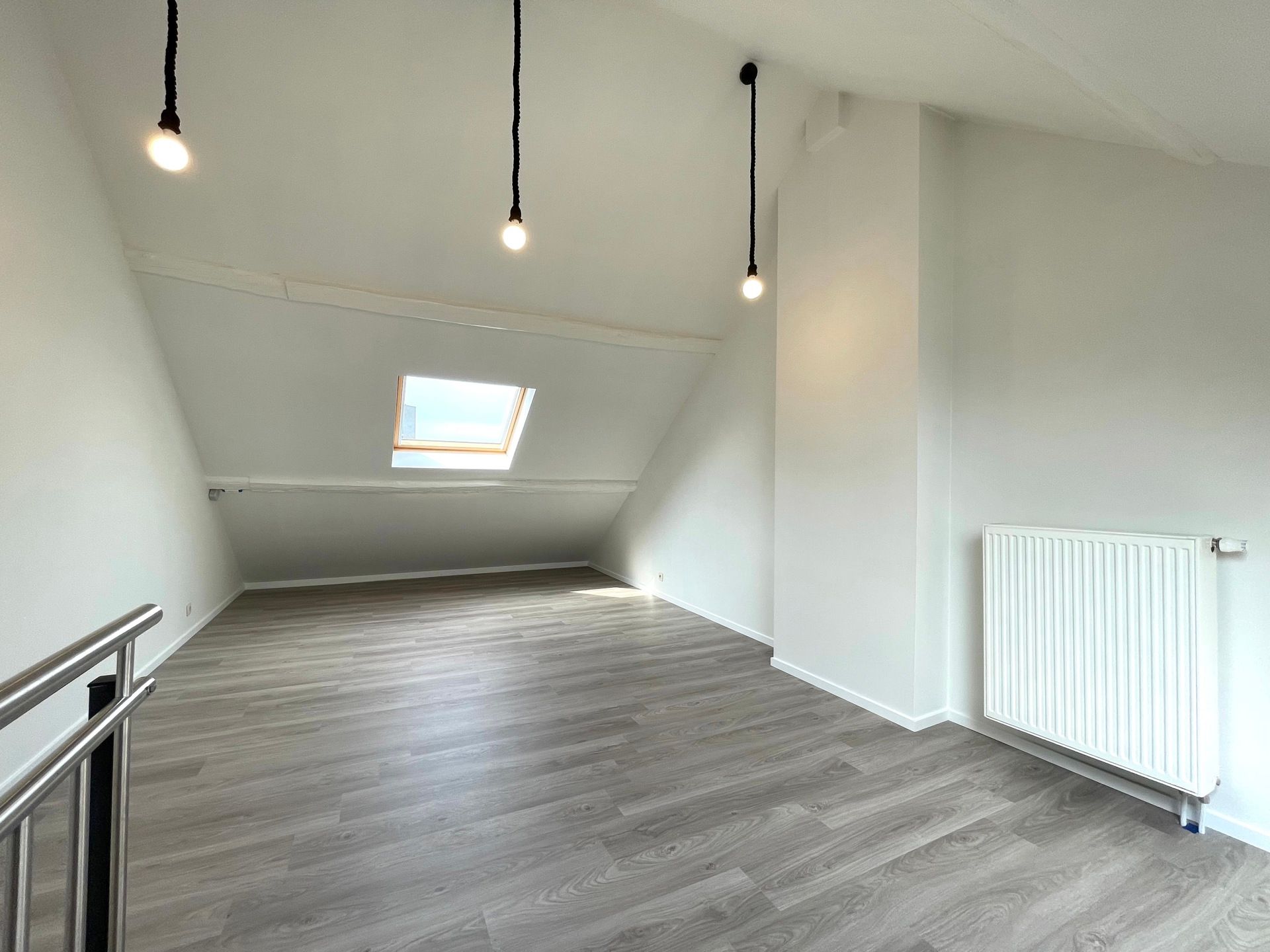 Gerenoveerde rijwoning met drie slaapkamers foto 12