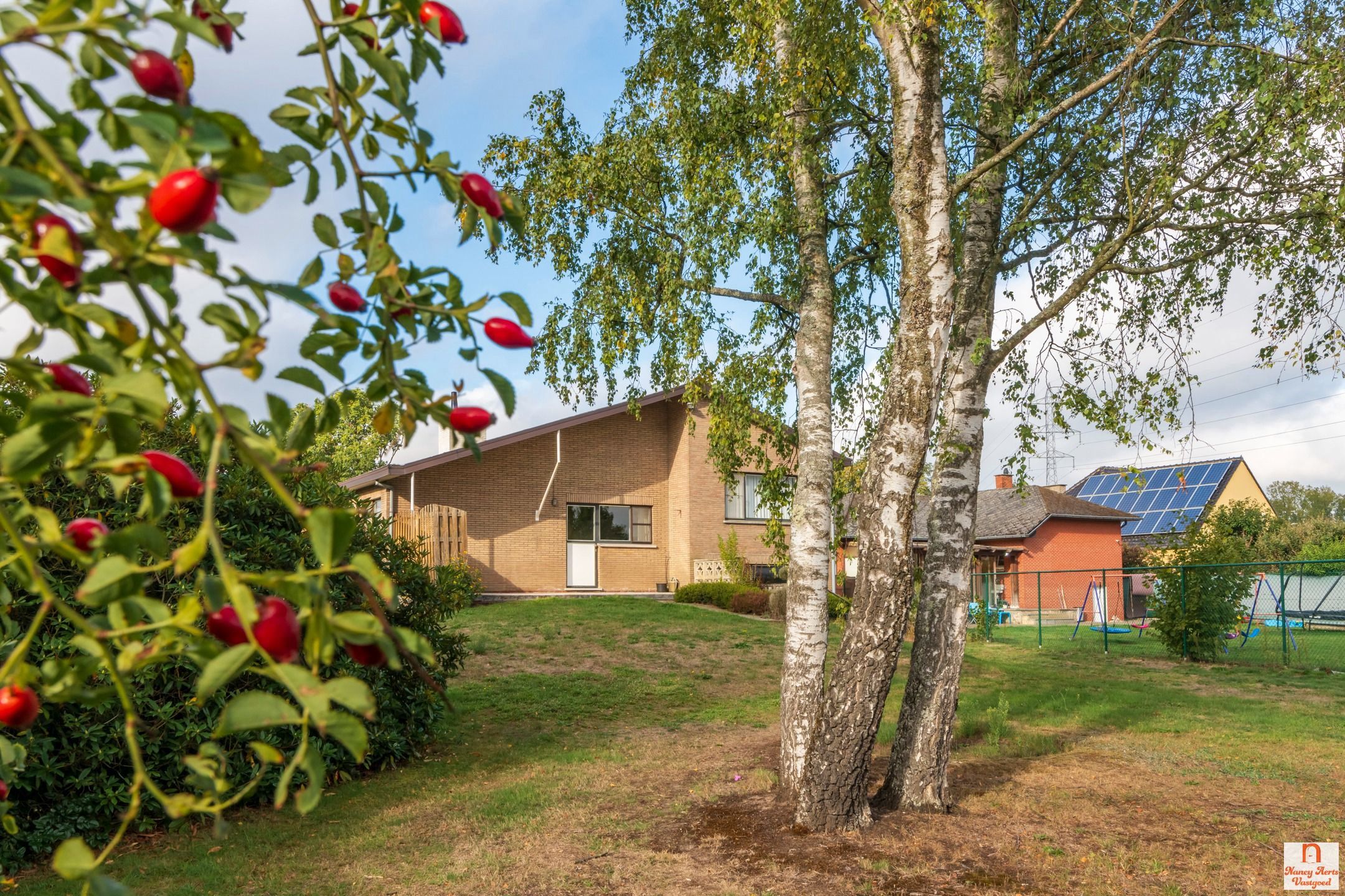 Split-level woning met grote tuin en vrij uitzicht foto 4