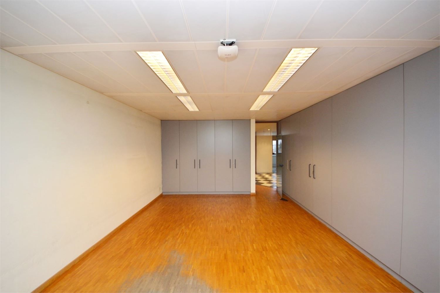 SOLIDE KANTOORGEBOUW- TIJDELIJKE VERHUUR MOGELIJK foto 10