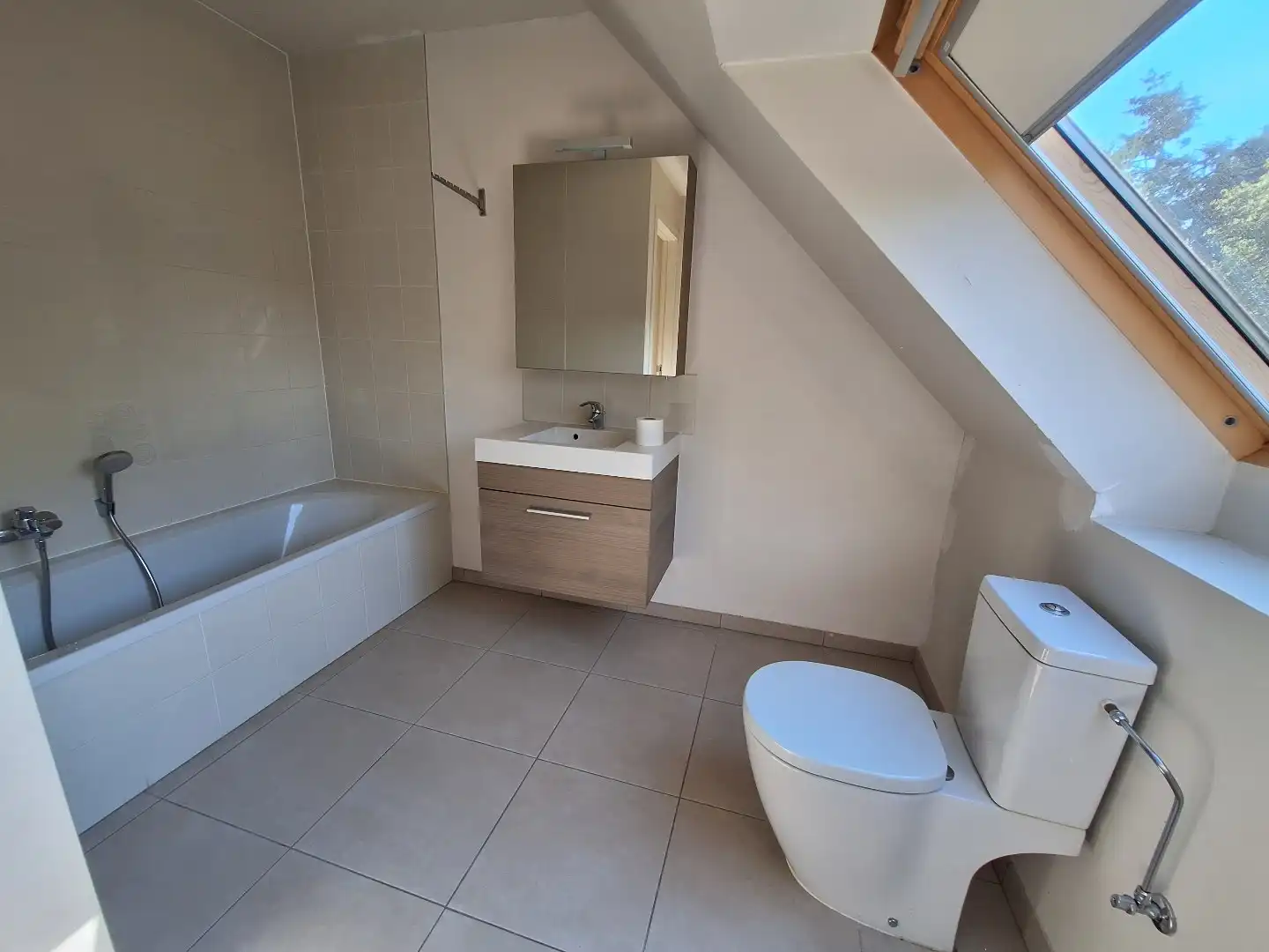 Recente alleenstaande woning met 4 SLK op ruim perceel foto 12