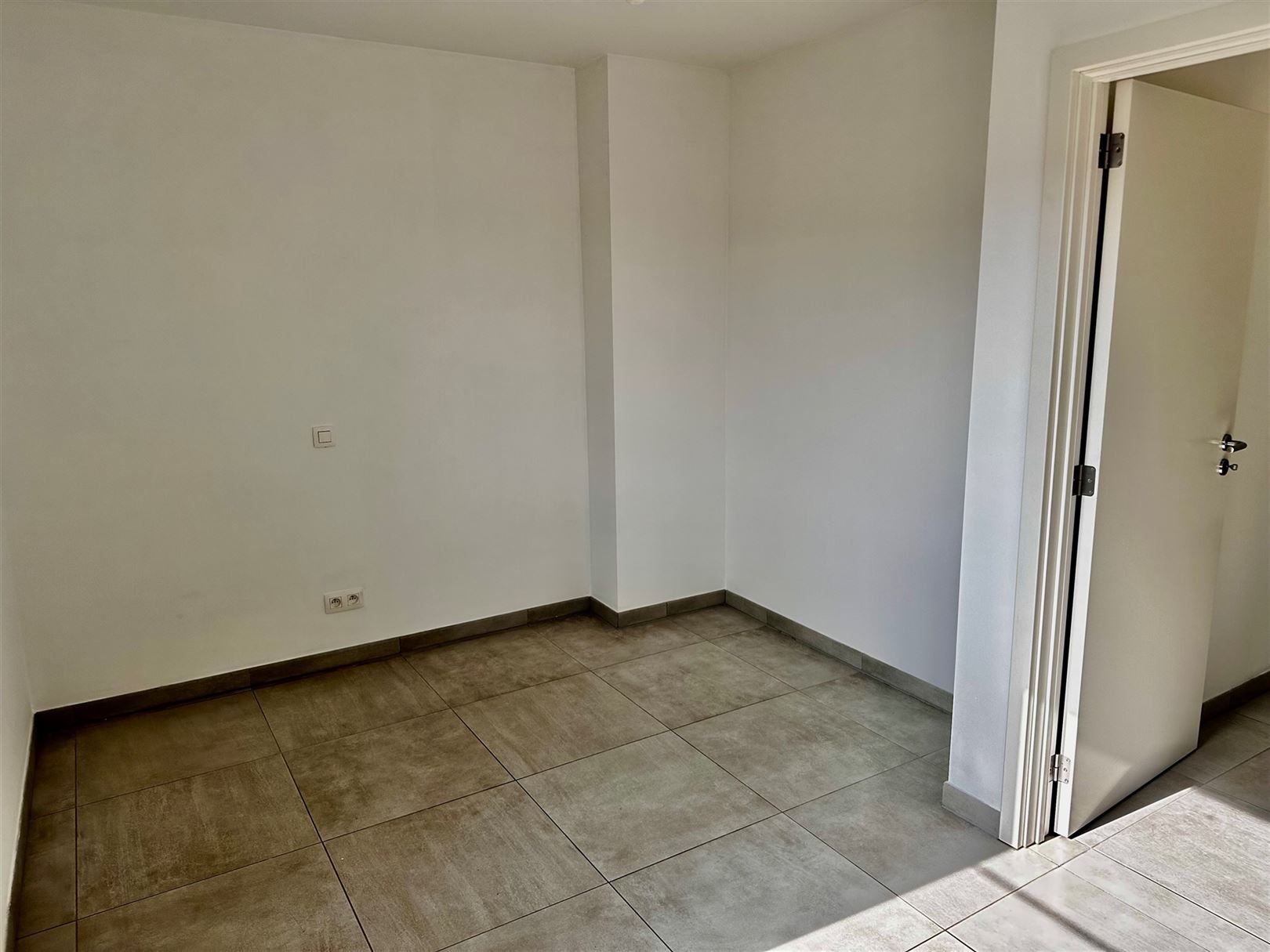 App met 2 slpks en grote garage! foto 13