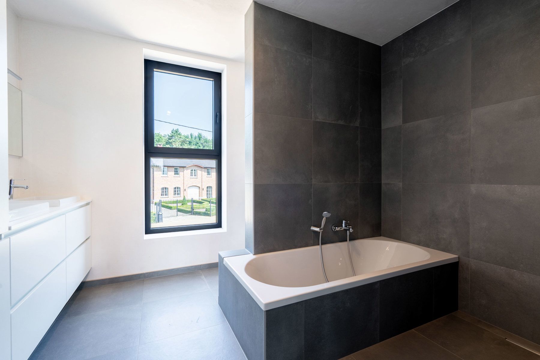 Prachtige nieuwbouwwoning in heel rustige straat te koop! foto 16