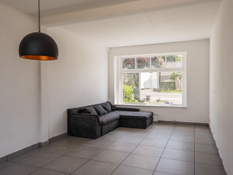 Zedelgem. Centraal gelegen vernieuwde HALF OPEN BEBOUWING met 4 slaapkamers, dressing, garage en bergingen. Ideale ruime gezinswoning met vloerverwarming! foto 4